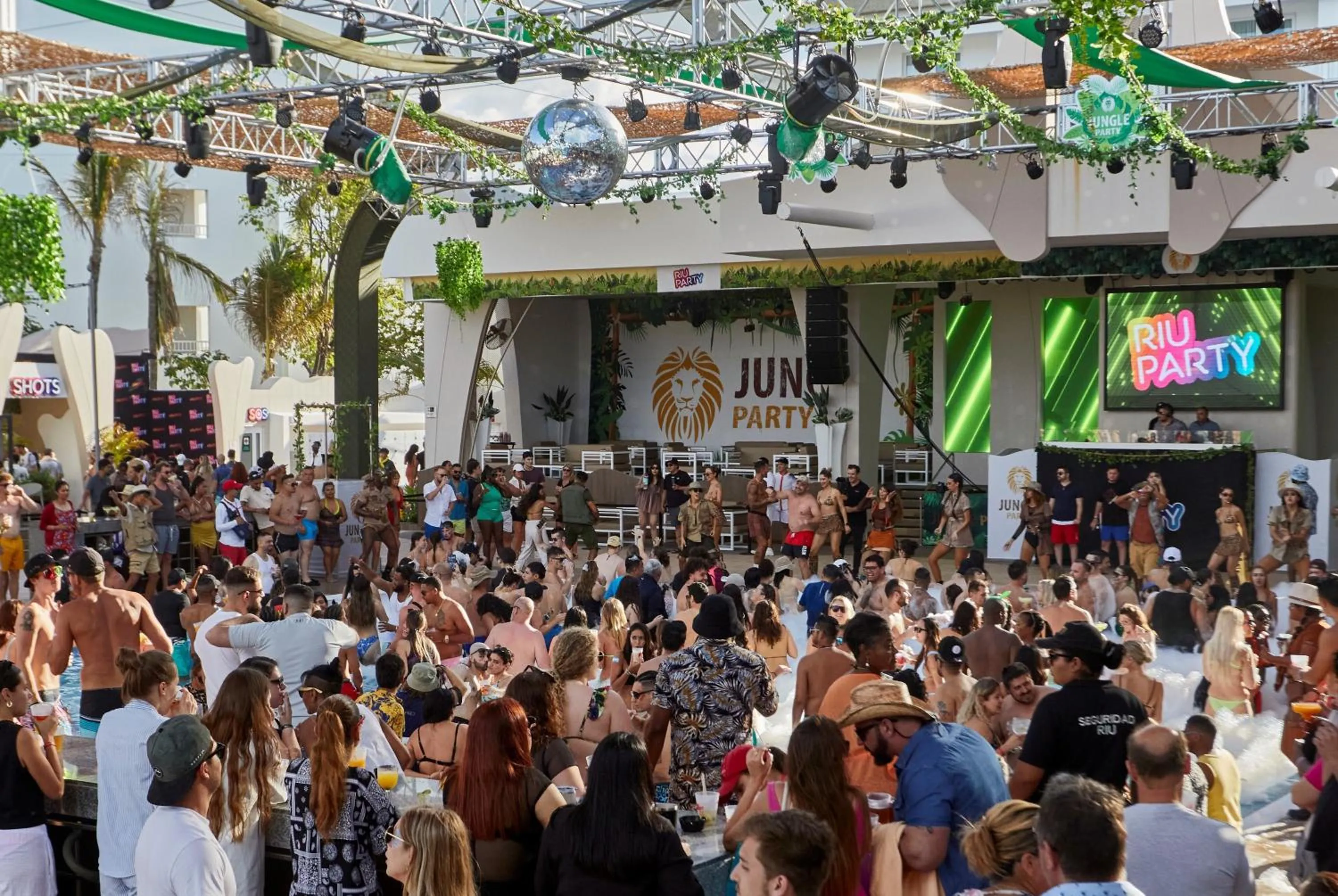 Evening entertainment in Riu Palace Peninsula - All Inclusive