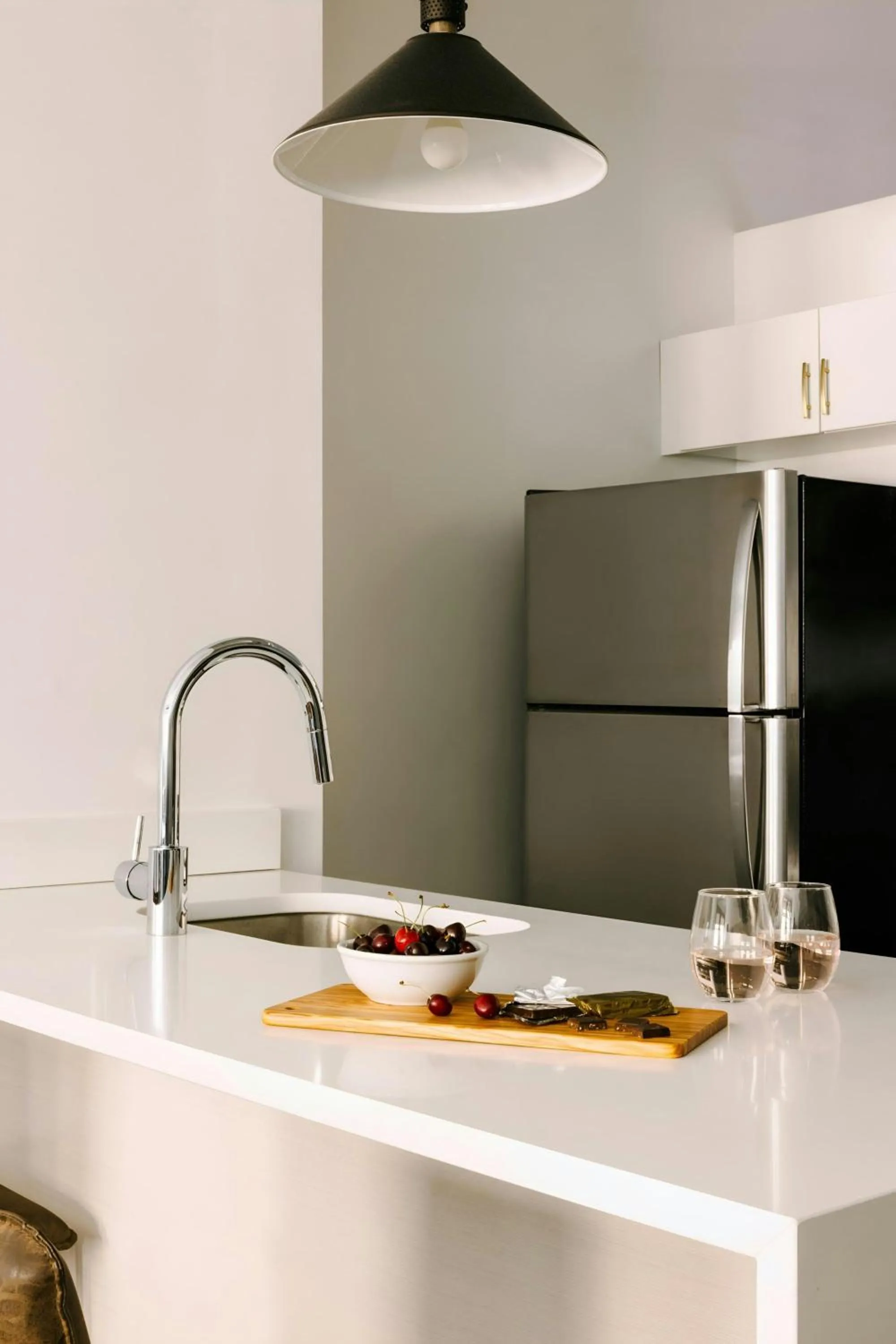 Kitchen or kitchenette in Sonder by Marriott Bonvoy Gabriel Richard Apartments Downtown