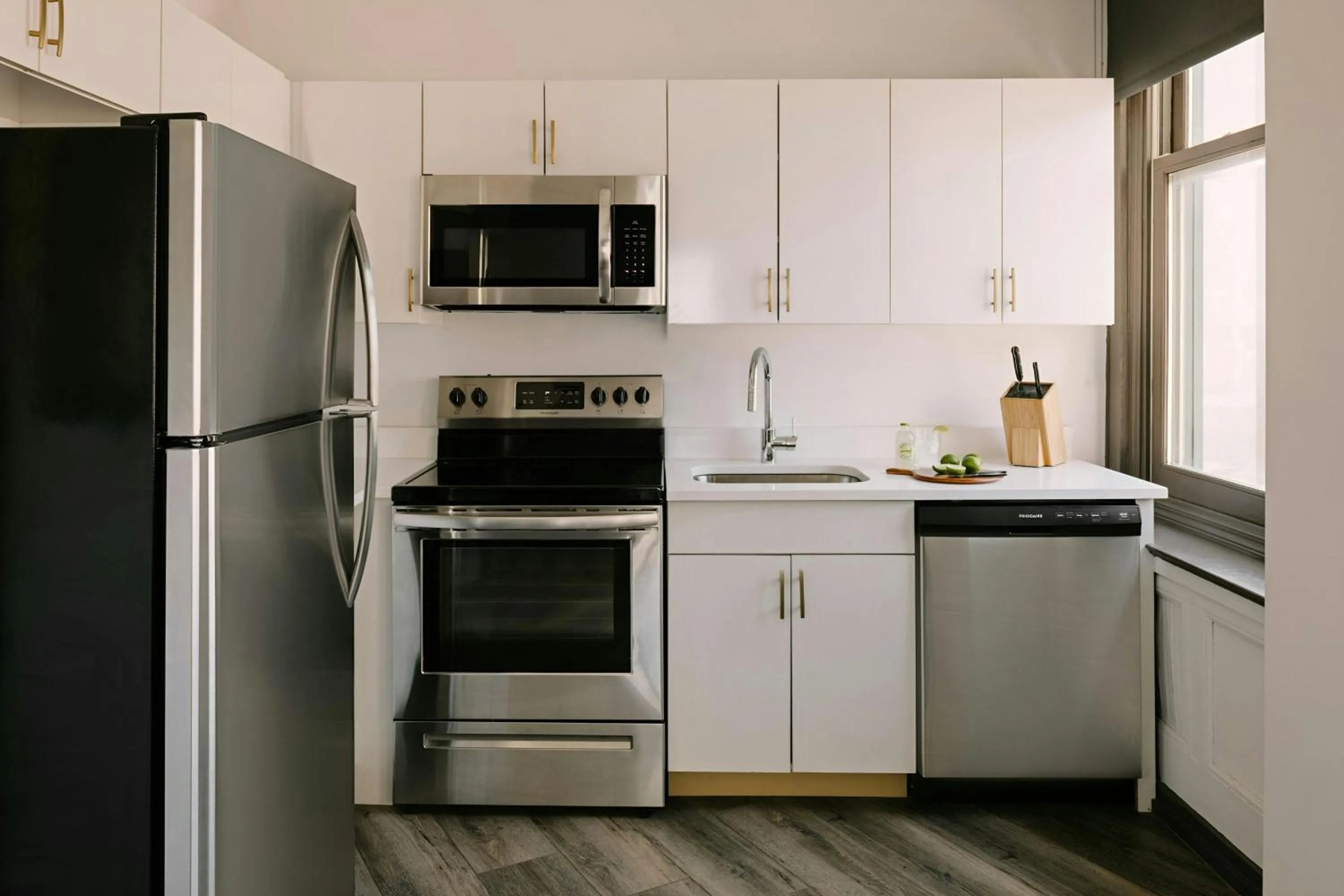 Kitchen or kitchenette in Sonder by Marriott Bonvoy Gabriel Richard Apartments Downtown