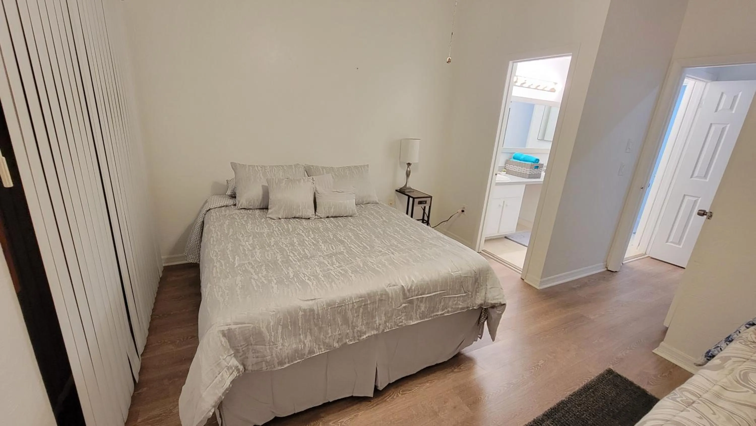 Bed in Comfortable Townhome 2BR 1-5BA - Near UF & Shopping Dining