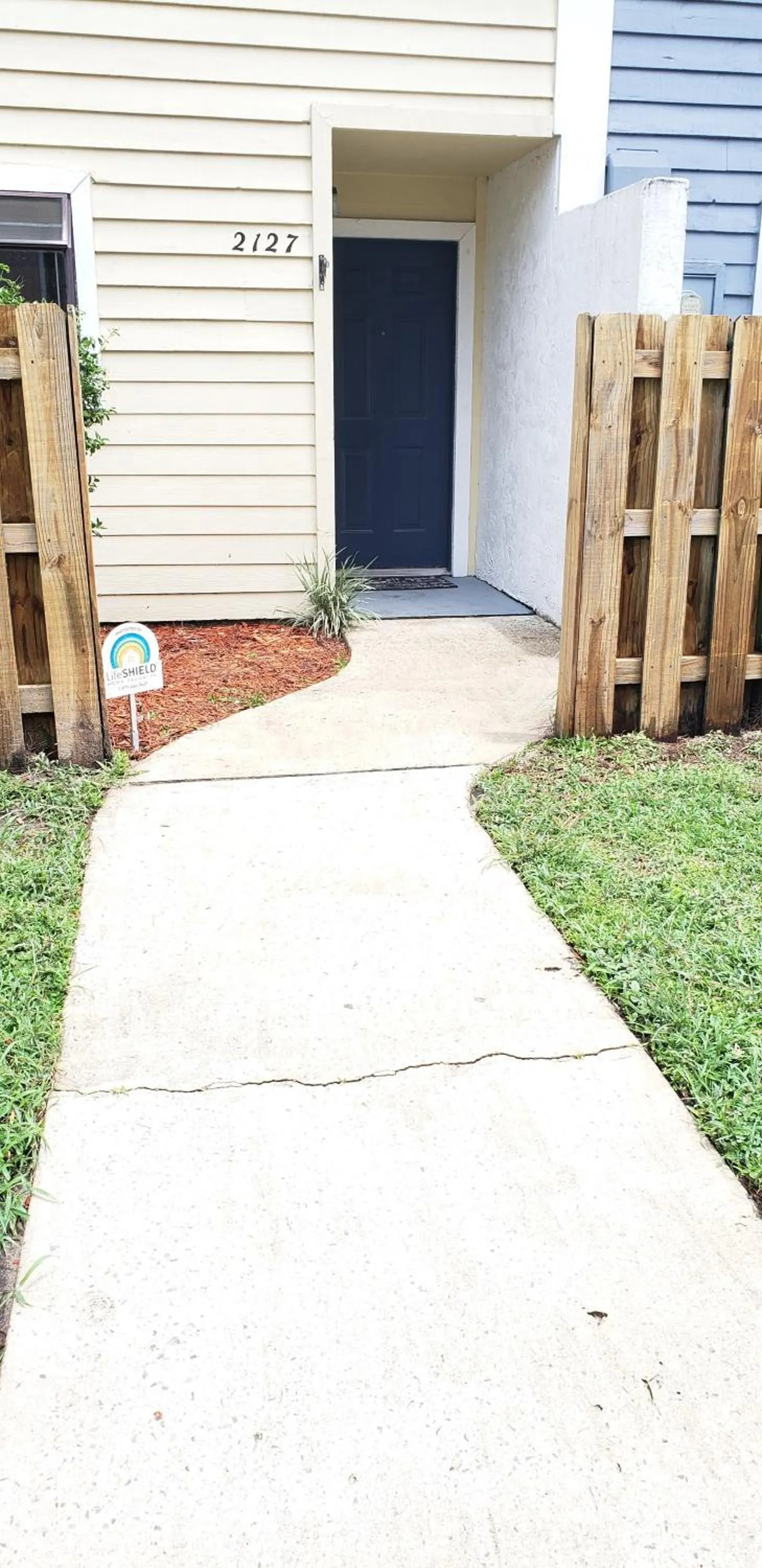 Patio in Comfortable Townhome 2BR 1-5BA - Near UF & Shopping Dining