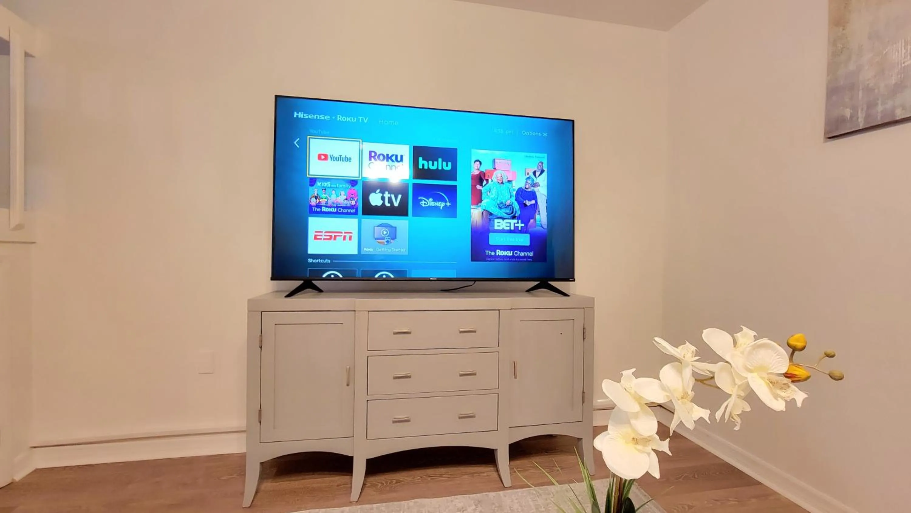 TV and multimedia in Comfortable Townhome 2BR 1-5BA - Near UF & Shopping Dining