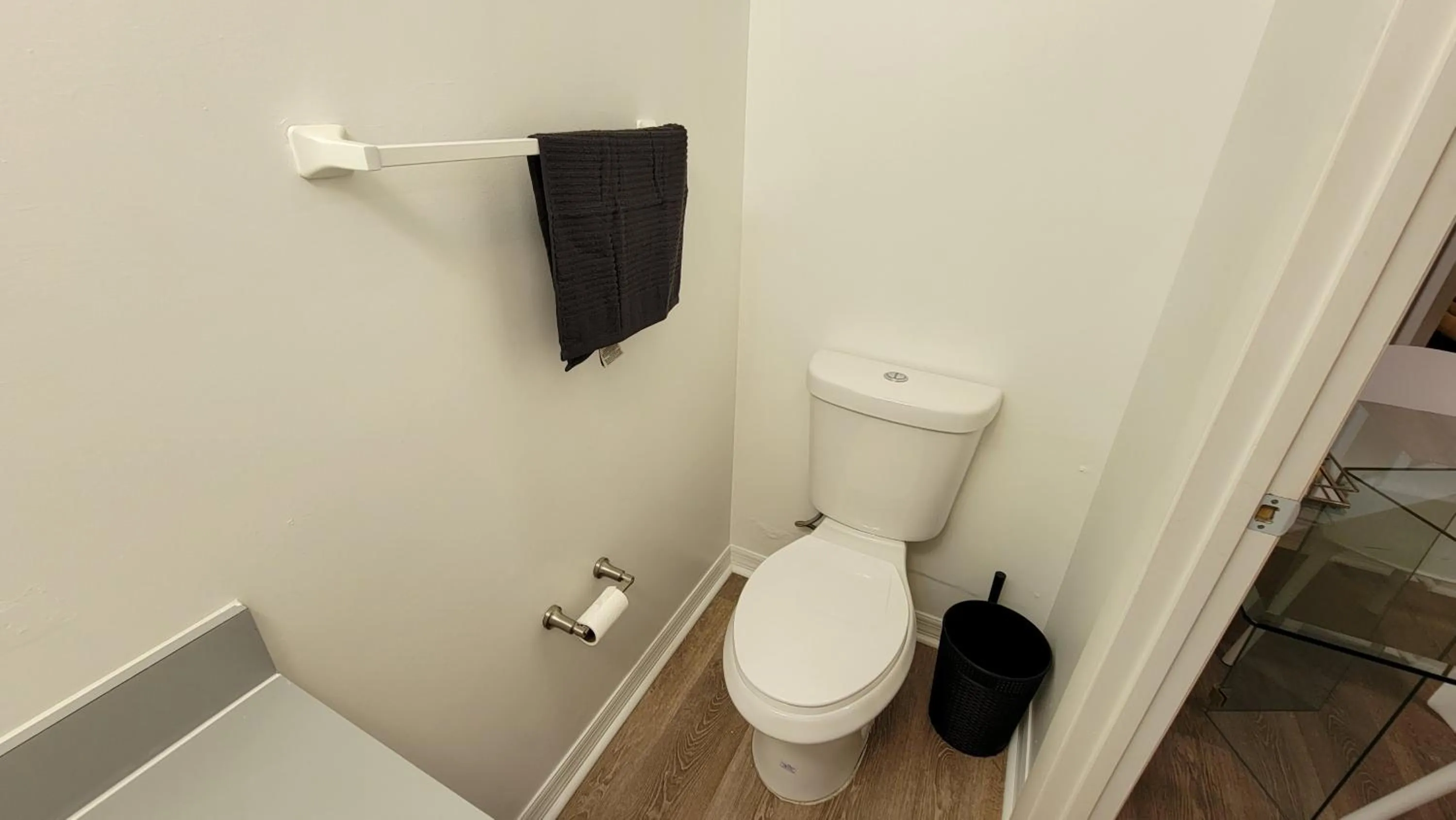 Bathroom in Comfortable Townhome 2BR 1-5BA - Near UF & Shopping Dining