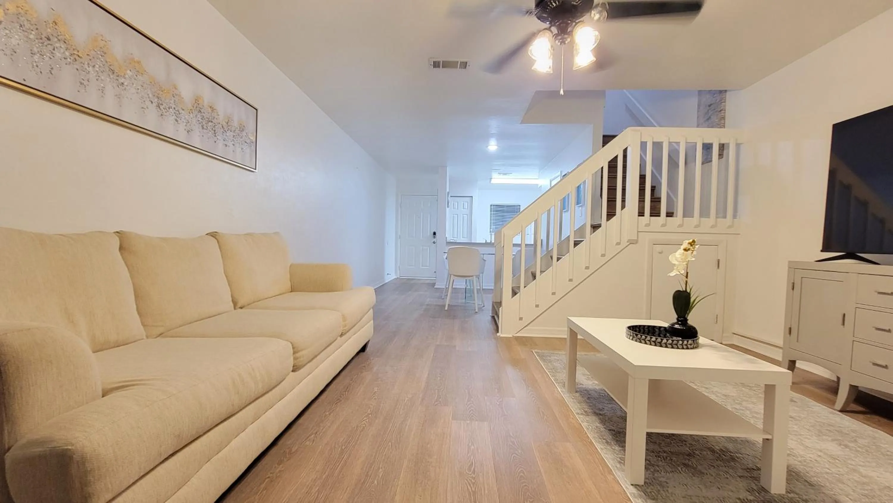 Library in Comfortable Townhome 2BR 1-5BA - Near UF & Shopping Dining