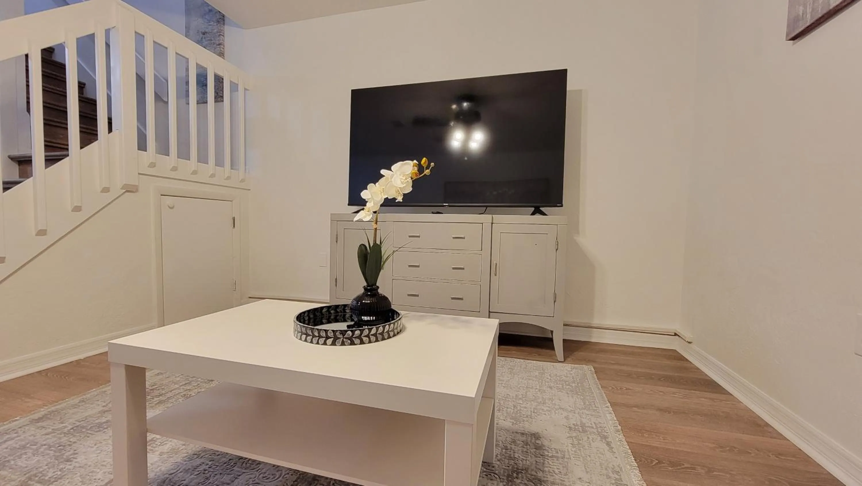 TV and multimedia in Comfortable Townhome 2BR 1-5BA - Near UF & Shopping Dining