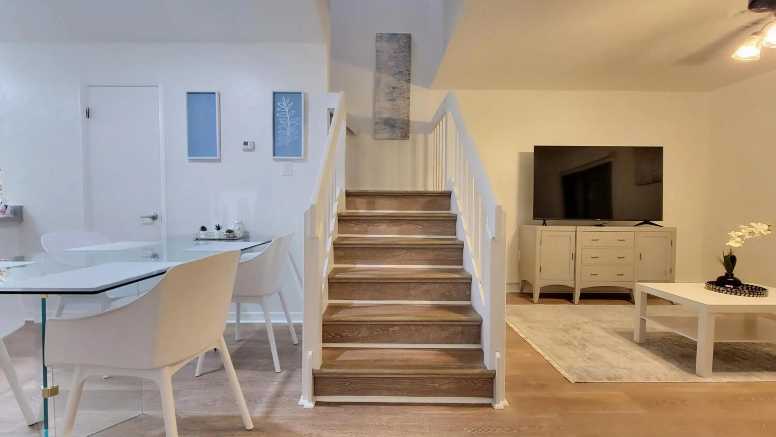 TV and multimedia in Comfortable Townhome 2BR 1-5BA - Near UF & Shopping Dining