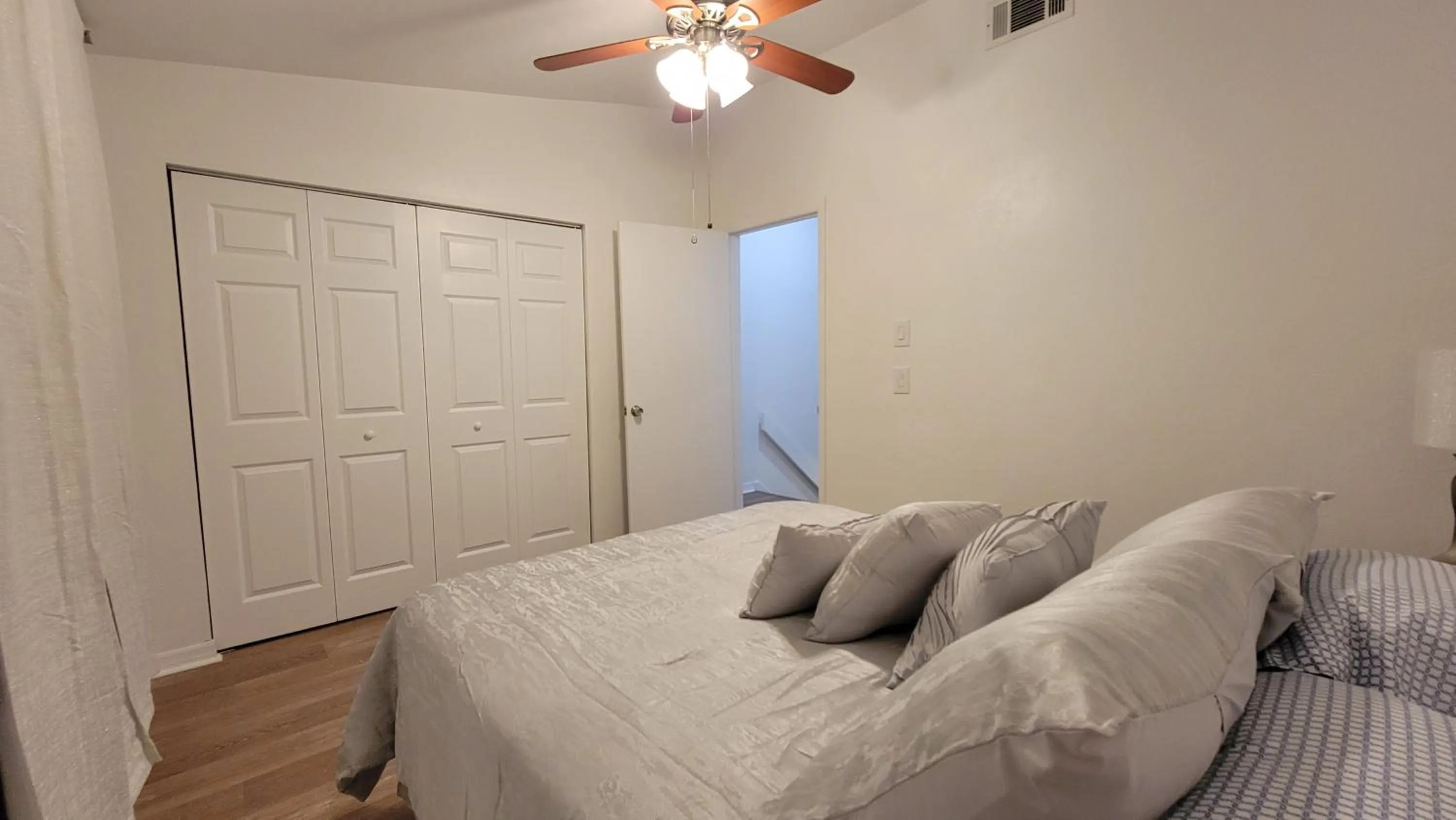 Bed in Comfortable Townhome 2BR 1-5BA - Near UF & Shopping Dining