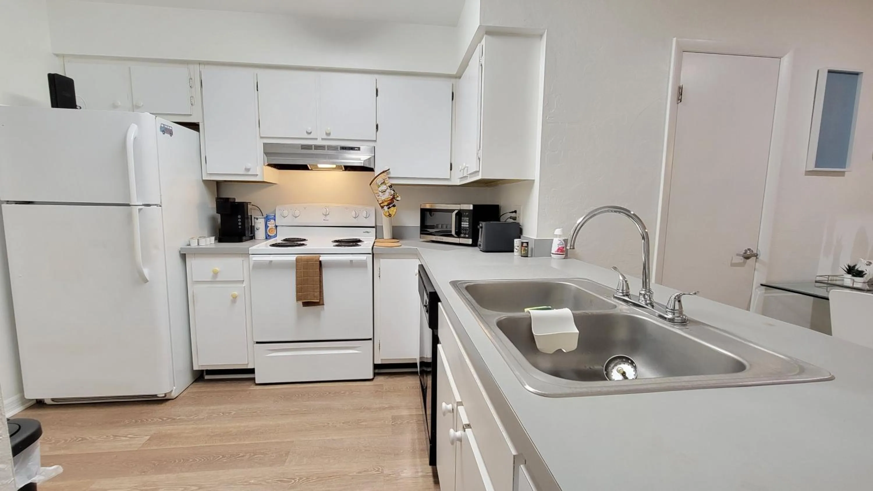 Kitchen or kitchenette in Comfortable Townhome 2BR 1-5BA - Near UF & Shopping Dining