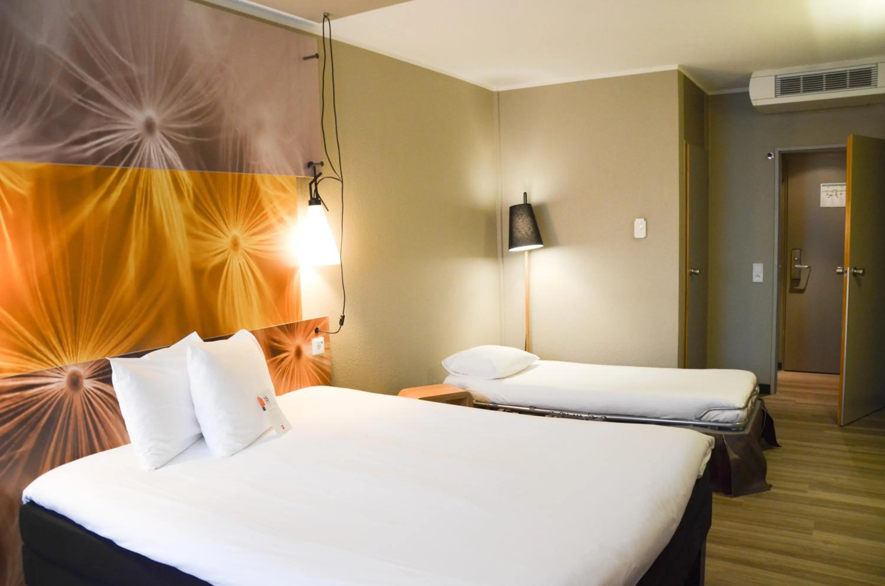 Bed in ibis Hotel Frankfurt Airport