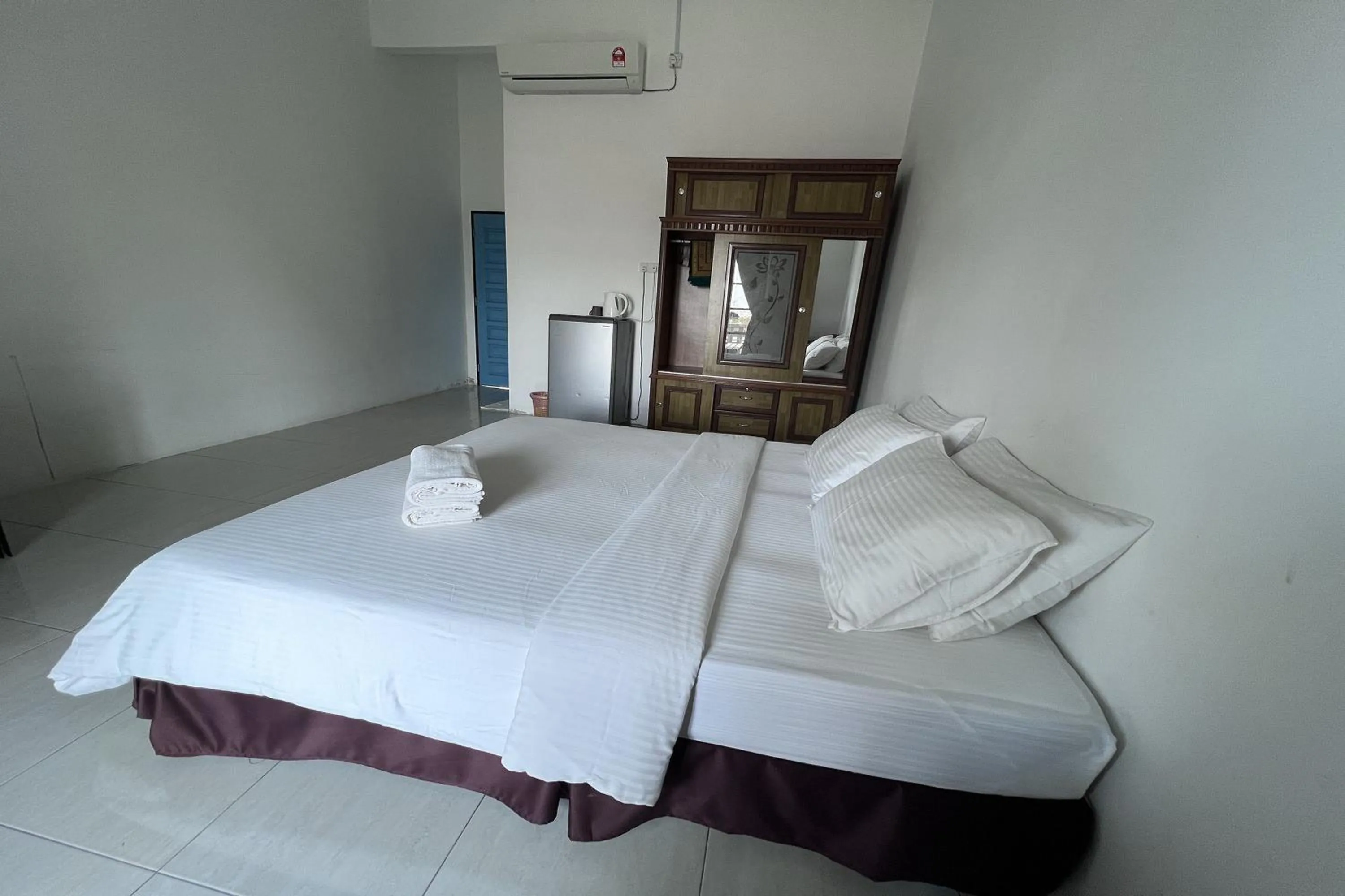 Bedroom, Bed in Saujana Villa Cherok Paloh, Kuantan Beach