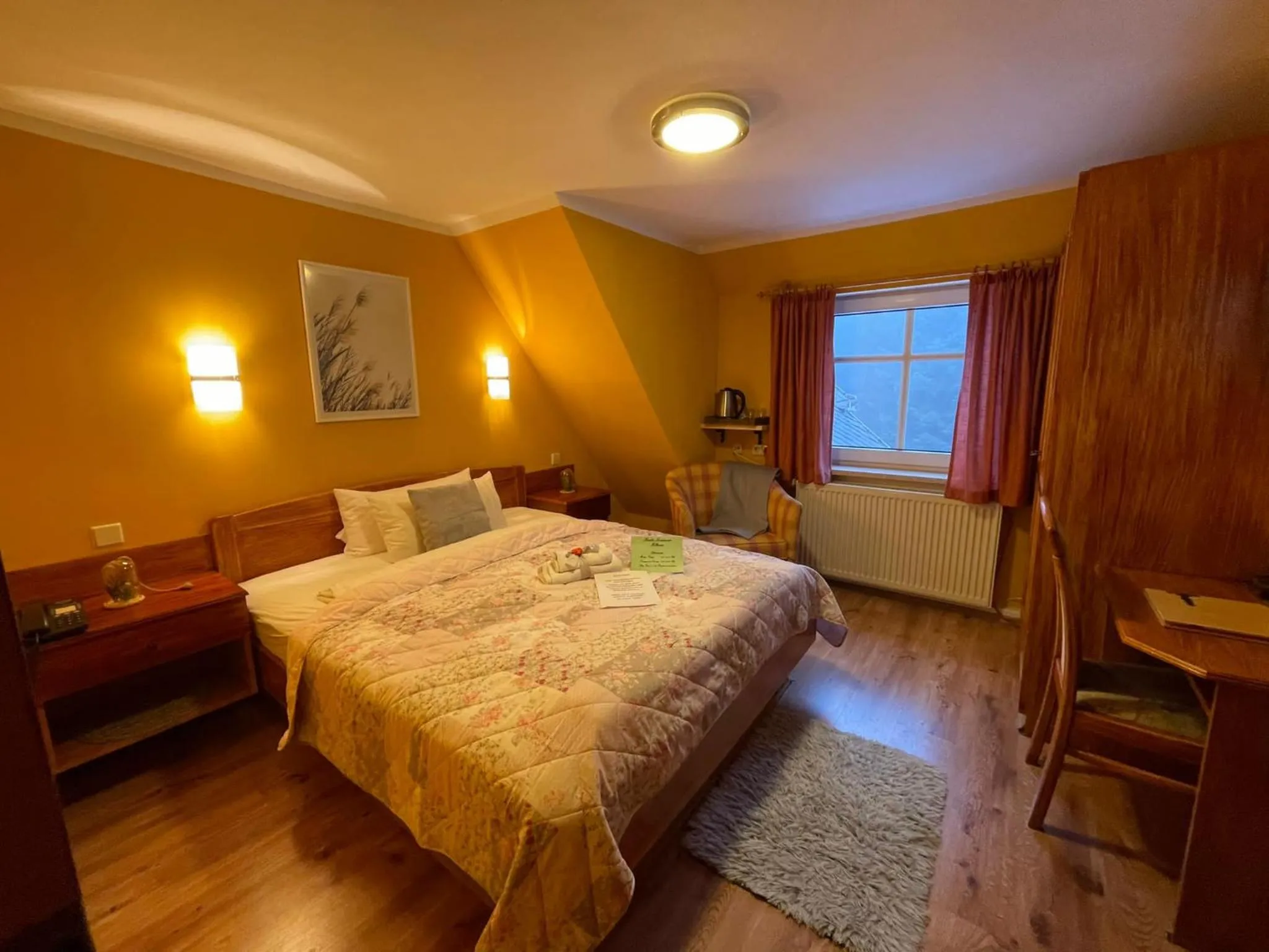 Bed in Berghotel Drei Brüder Höhe