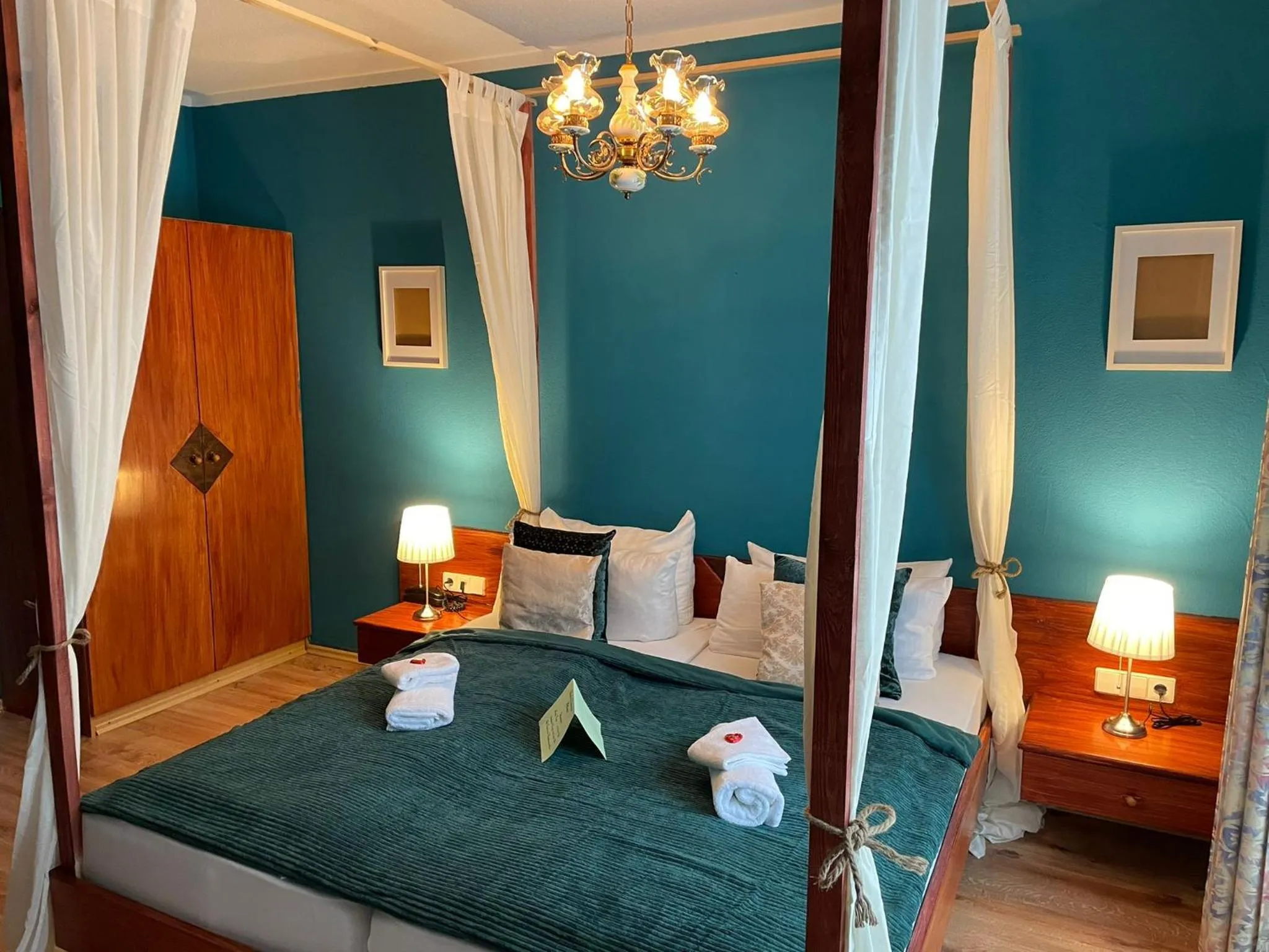 Bed in Berghotel Drei Brüder Höhe