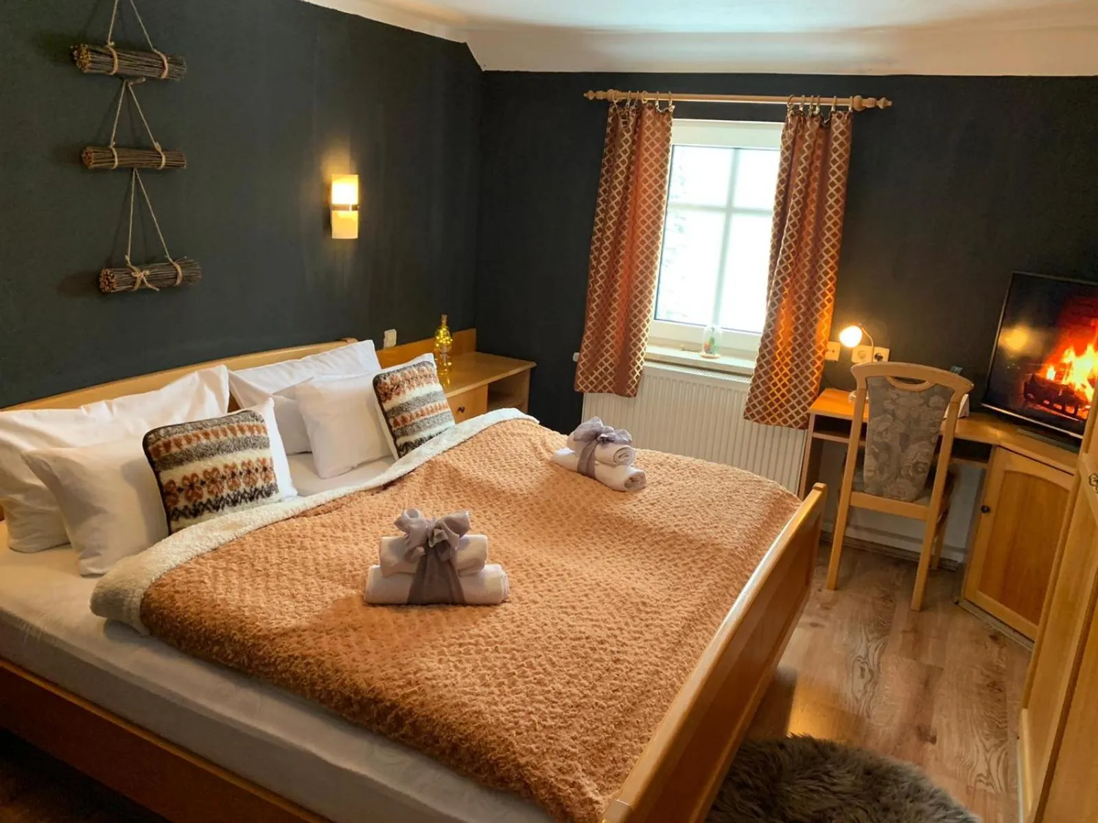 Bed in Berghotel Drei Brüder Höhe