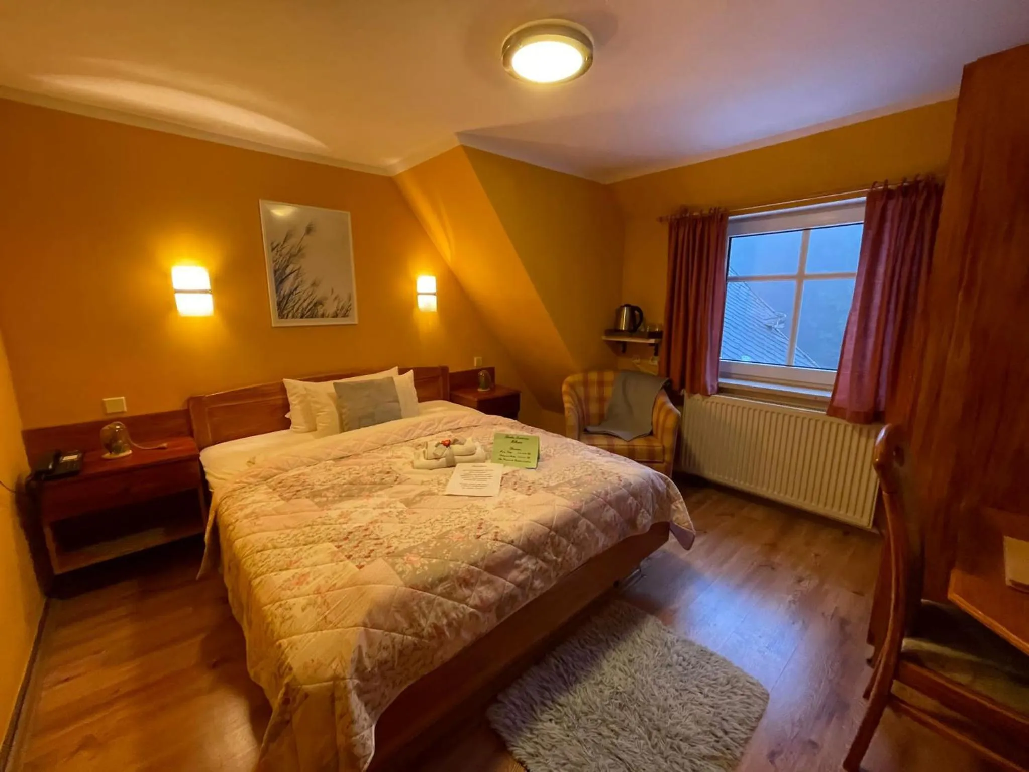 Bed in Berghotel Drei Brüder Höhe