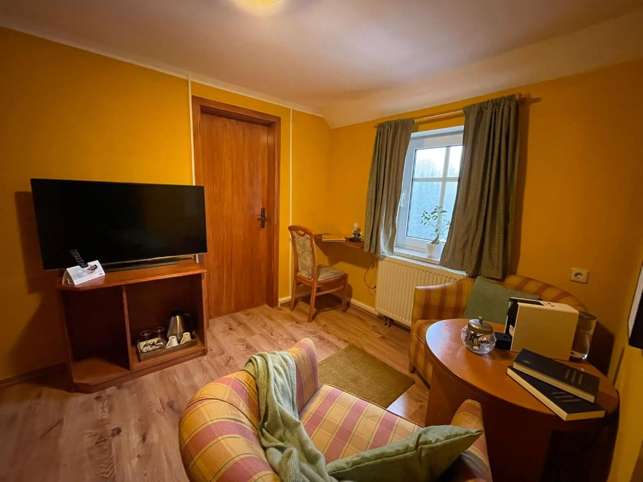 Communal lounge/ TV room in Berghotel Drei Brüder Höhe