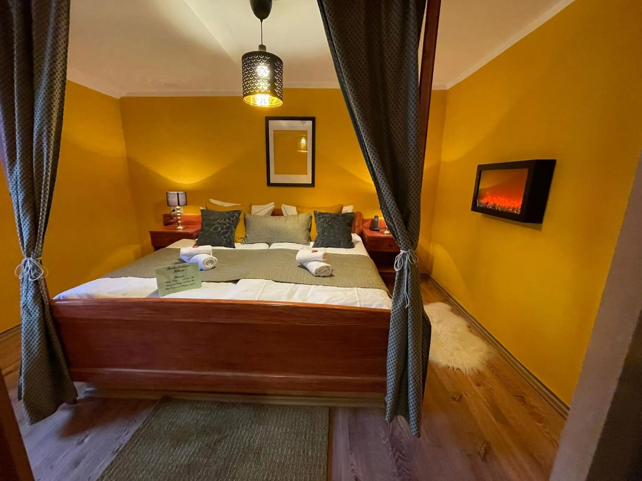 Bed in Berghotel Drei Brüder Höhe