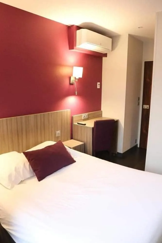 Bed in HOTEL DU COMMERCE