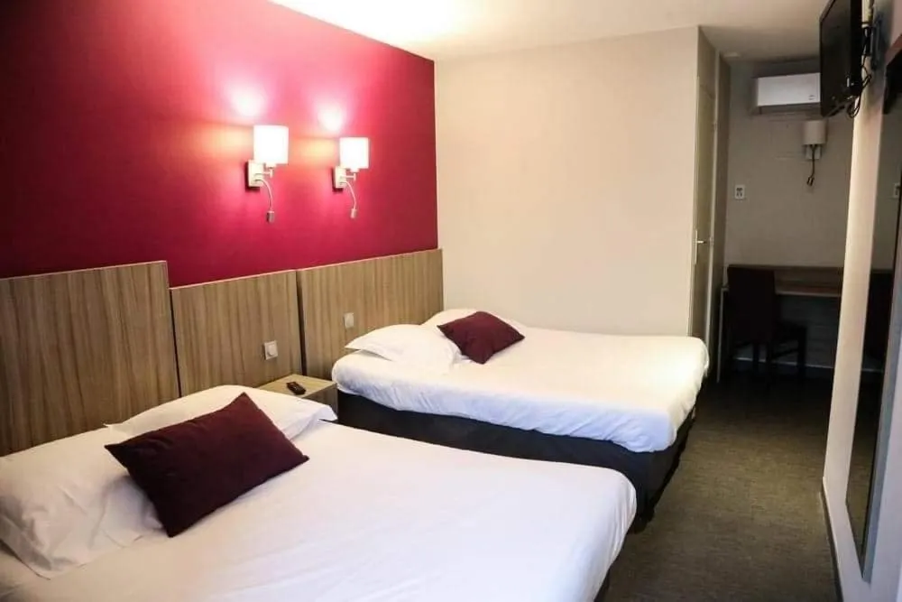 Bed in HOTEL DU COMMERCE