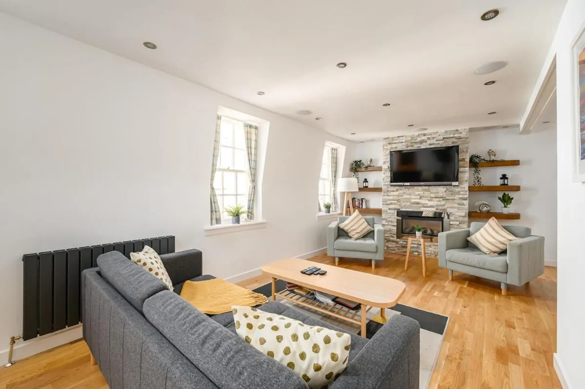 Queensferry Street Lane - Fantastic 2 BR City Centre Mews House with free secure parking!