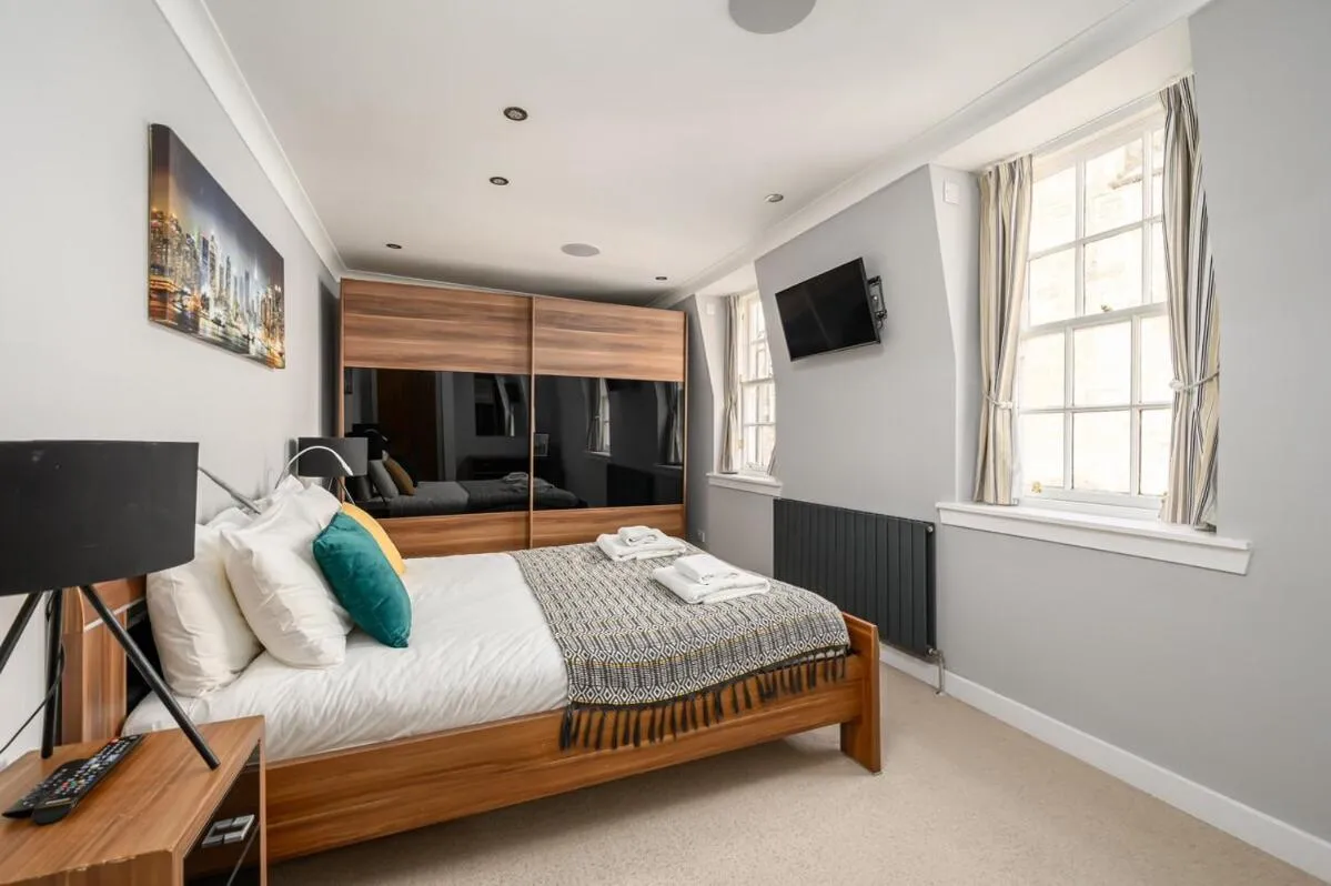 Queensferry Street Lane - Fantastic 2 BR City Centre Mews House with free secure parking!