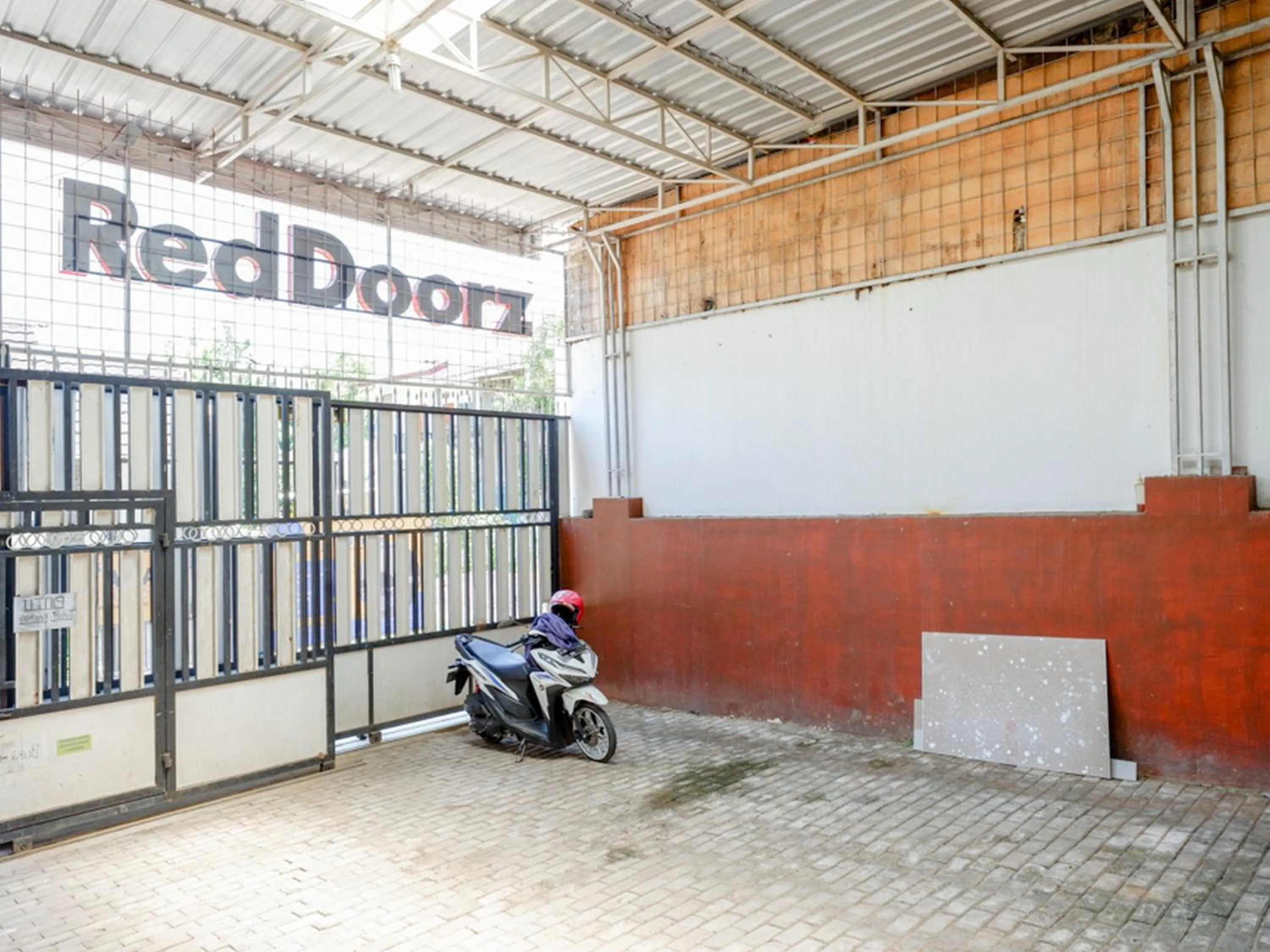 Facade/entrance in KoolKost Syariah near Universitas Diponegoro Tembalang 2