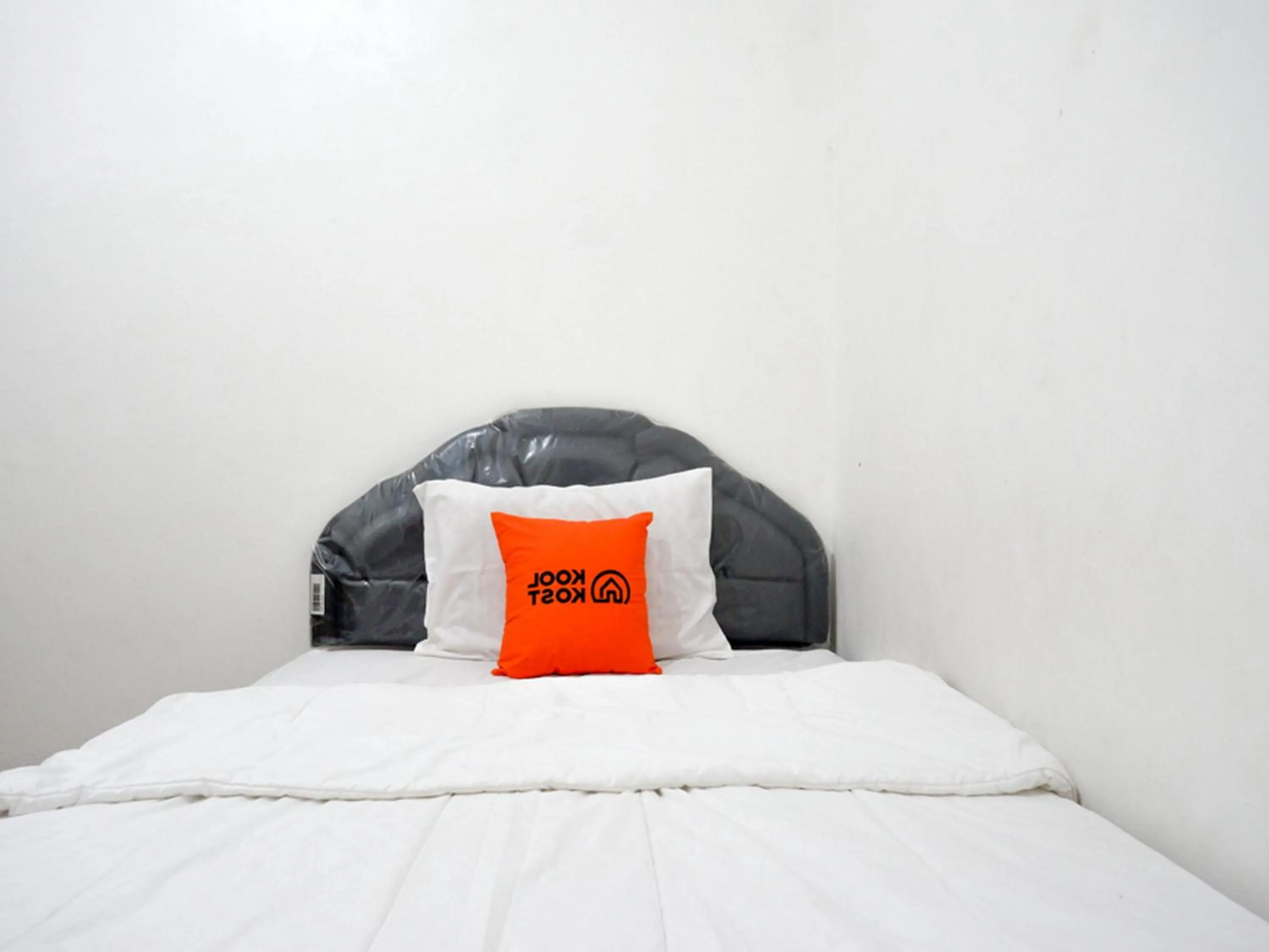 Bed in KoolKost Syariah near Universitas Diponegoro Tembalang 2