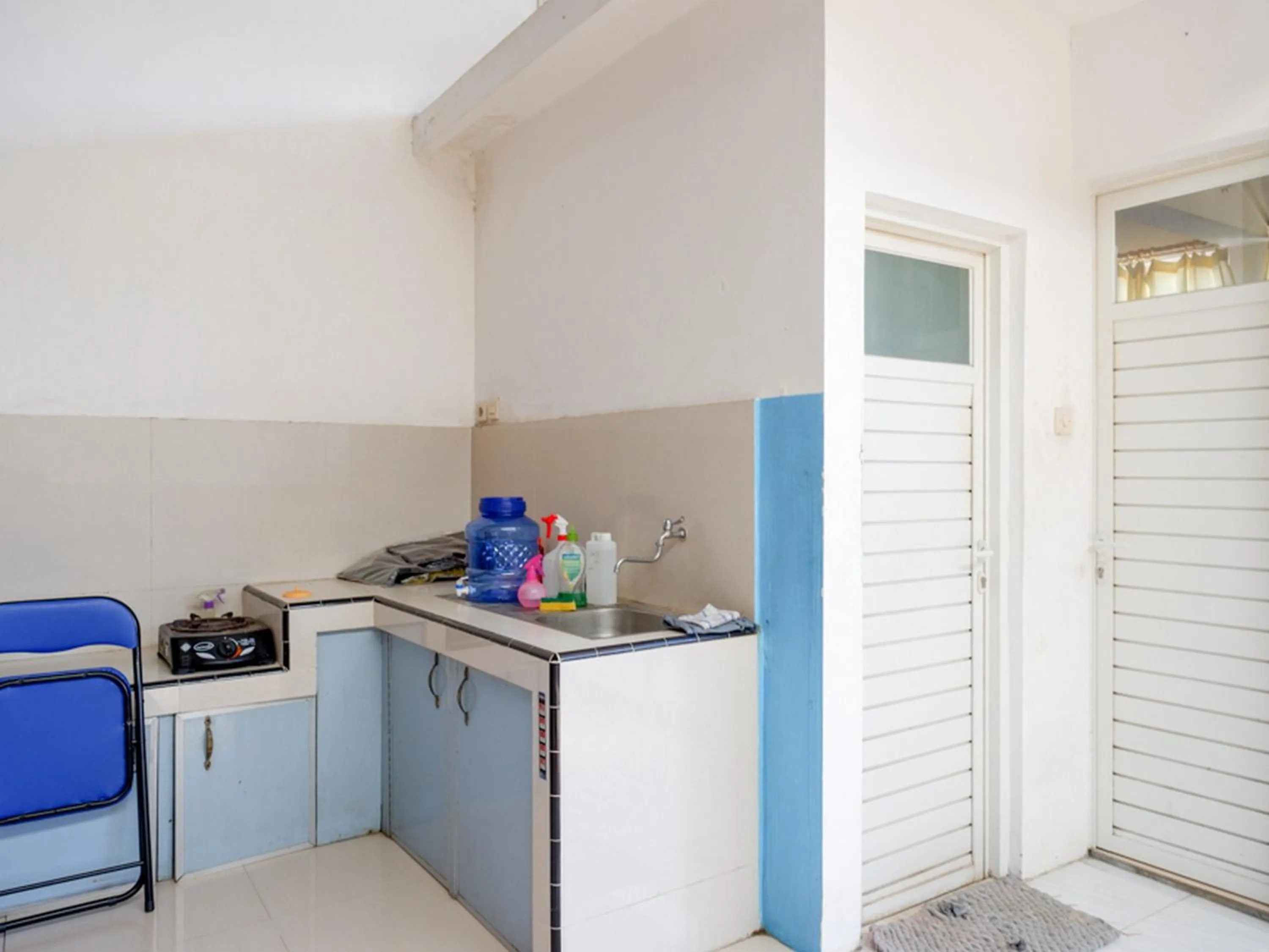 Kitchen or kitchenette in KoolKost Syariah near Universitas Diponegoro Tembalang 2