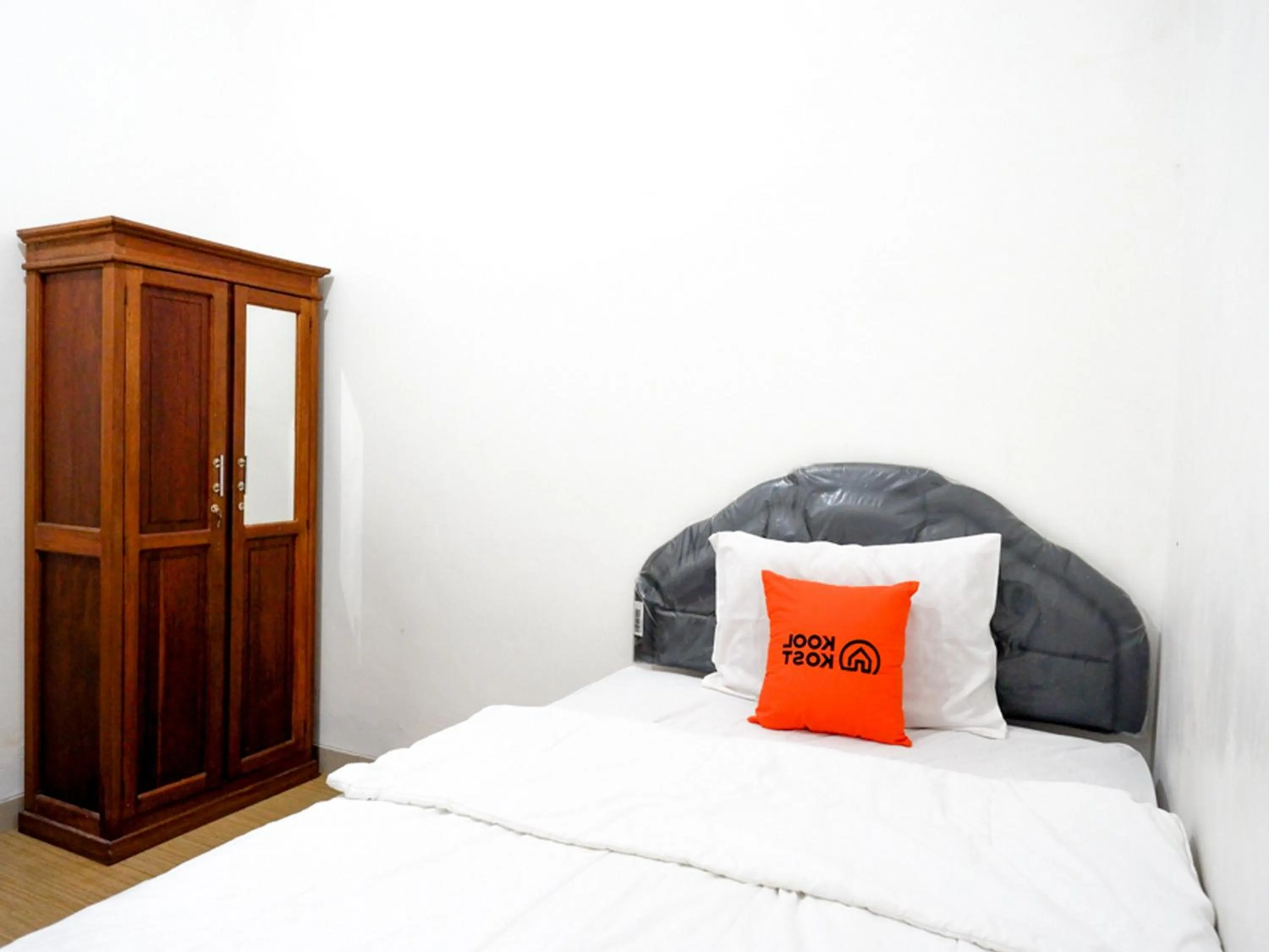 Bed in KoolKost Syariah near Universitas Diponegoro Tembalang 2