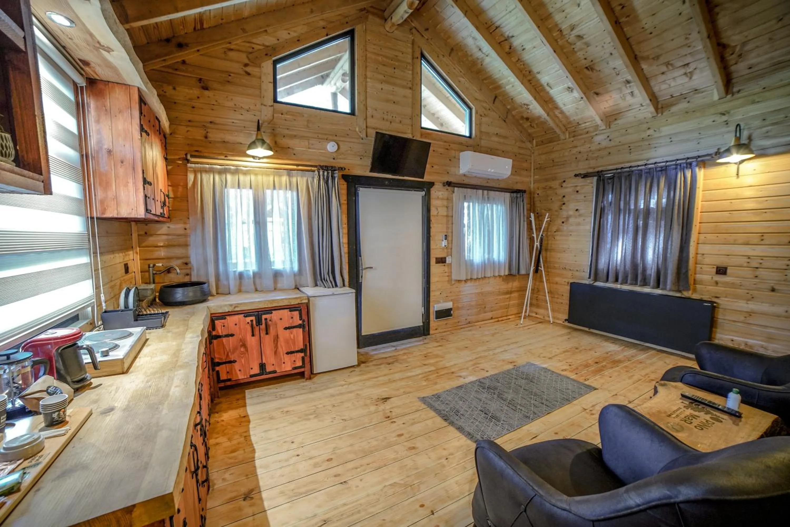 Kitchen or kitchenette in Pino Mar Luxury Bungalows
