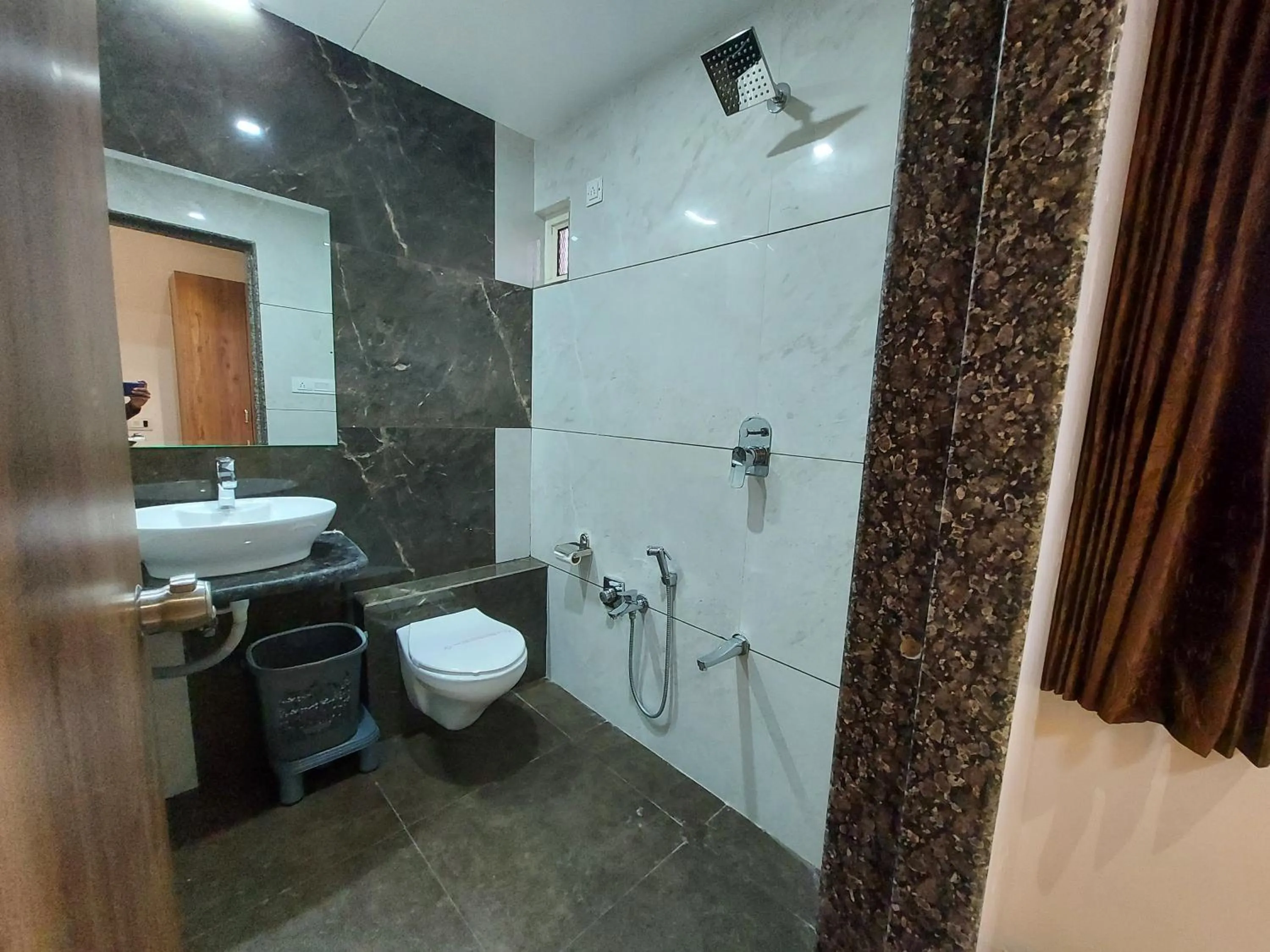 Bathroom in Hotel The Grand Piano - Best Business Hotel in Patan