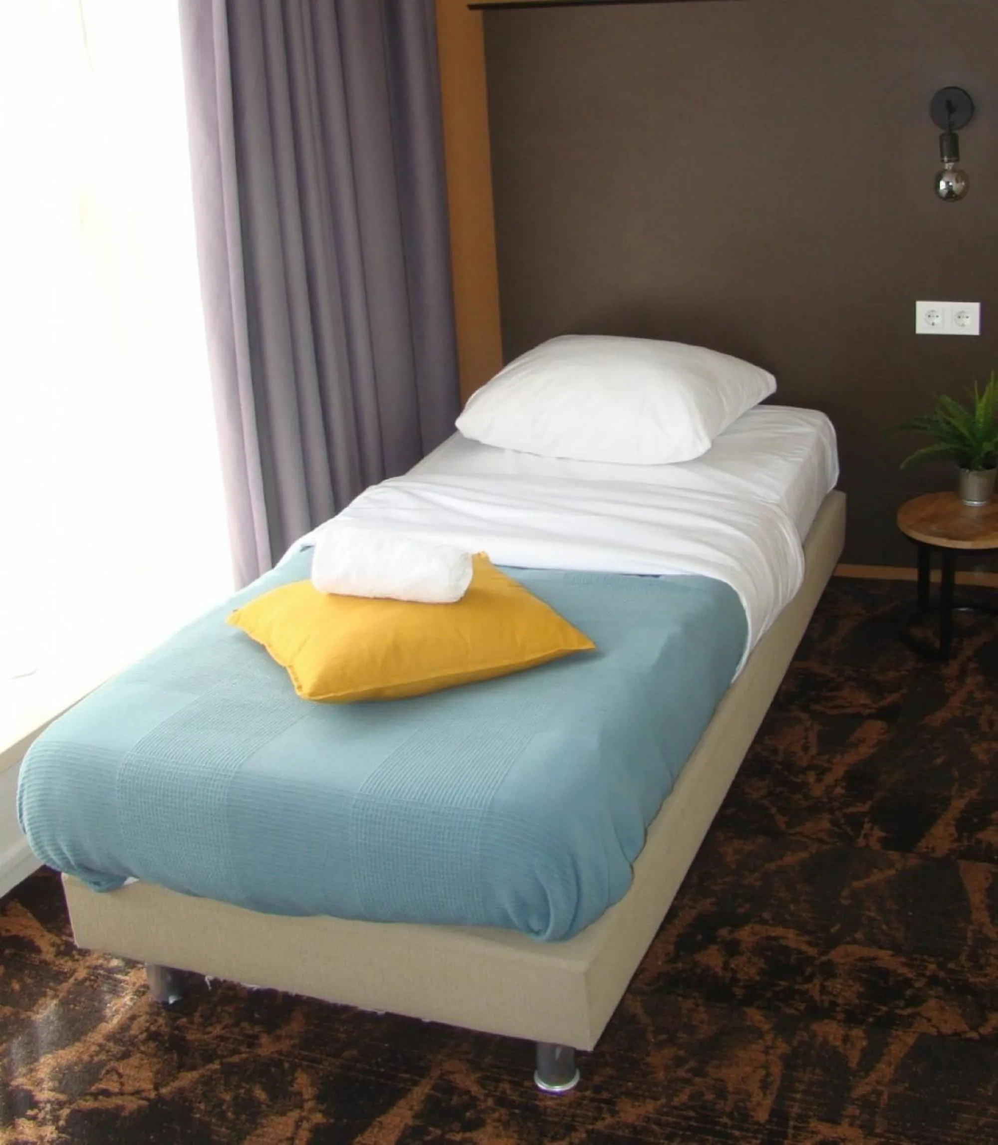 Shower, Bed in Hotel The Happy Traveler