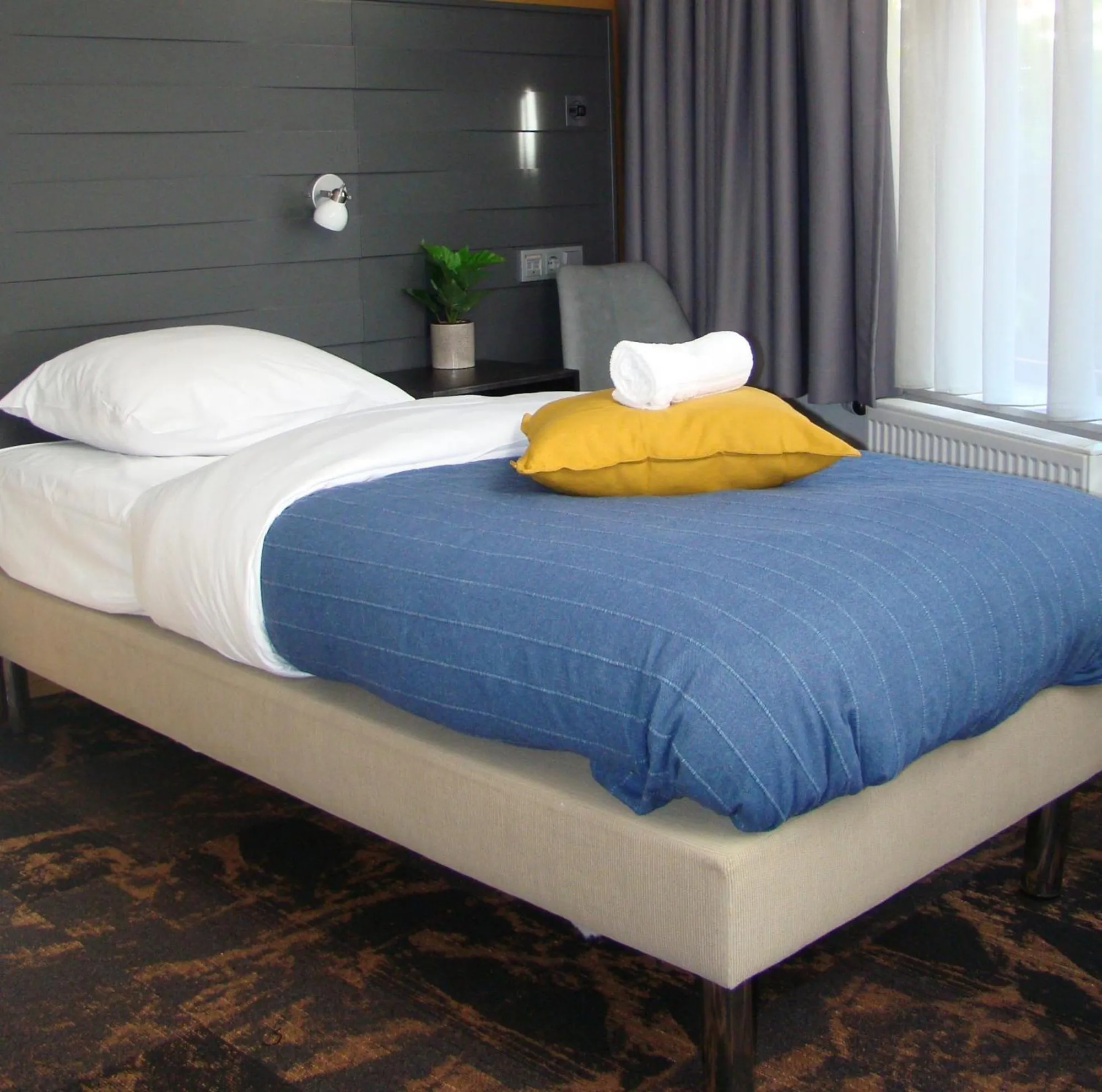 Shower, Bed in Hotel The Happy Traveler