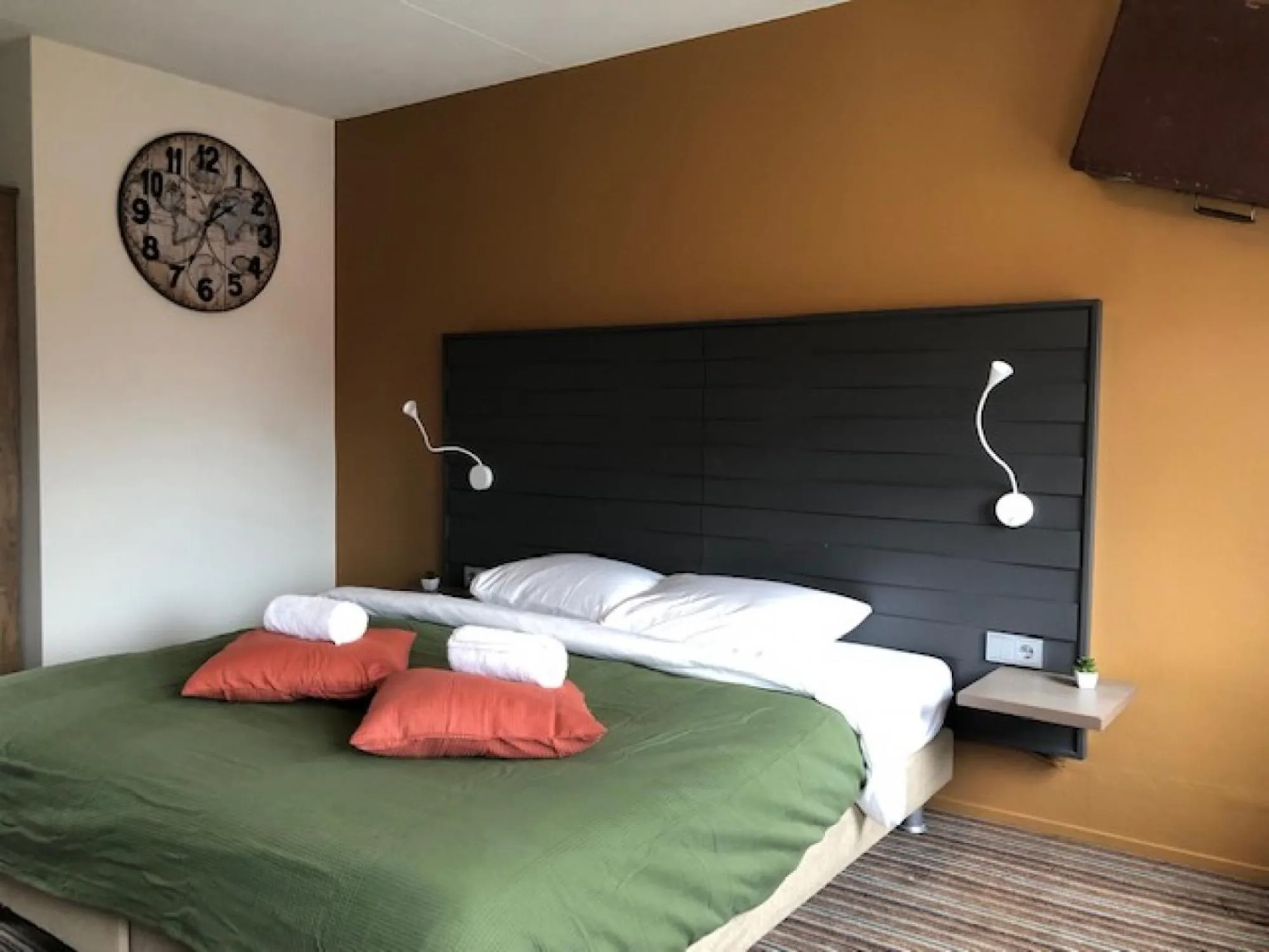 Bed in Hotel The Happy Traveler