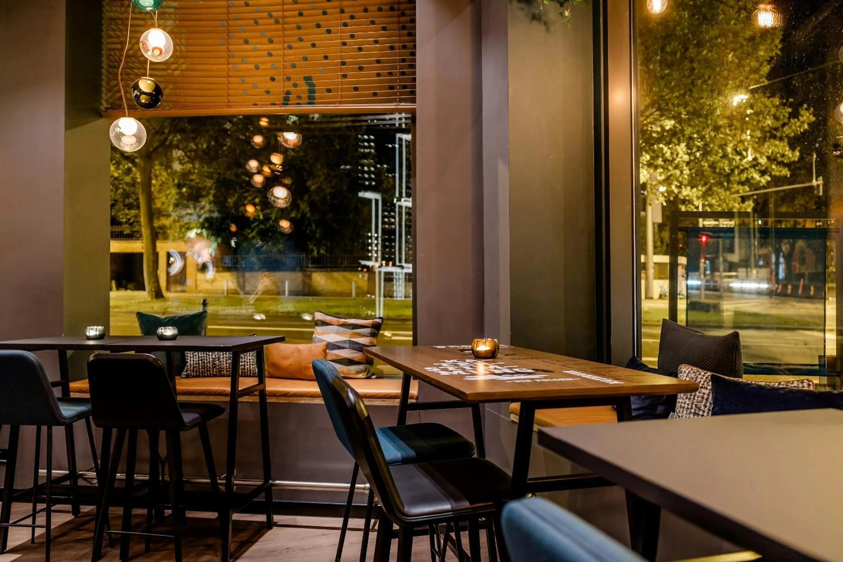 Lounge or bar in Motel One Wiesbaden