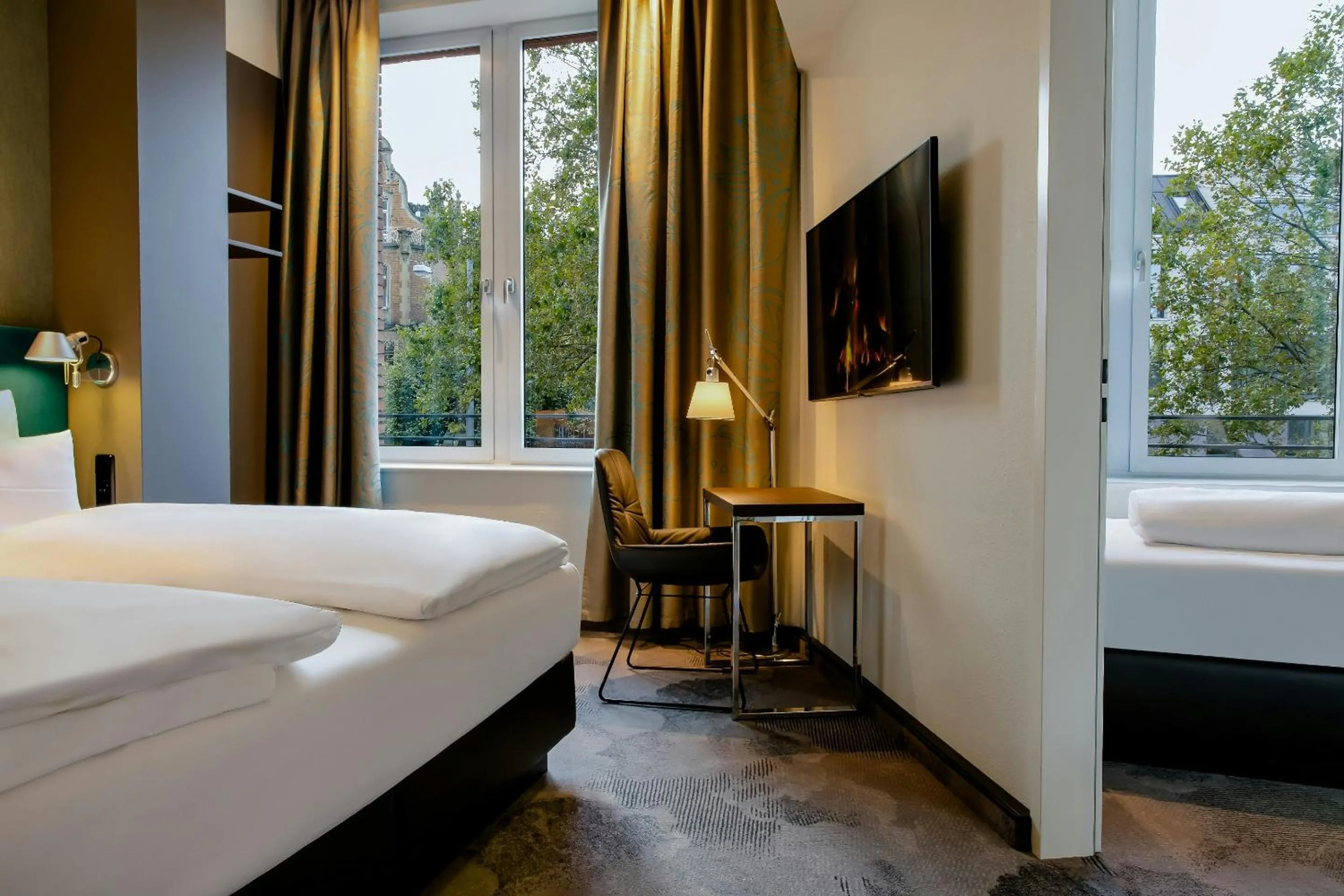 Facade/entrance, Bed in Motel One Wiesbaden