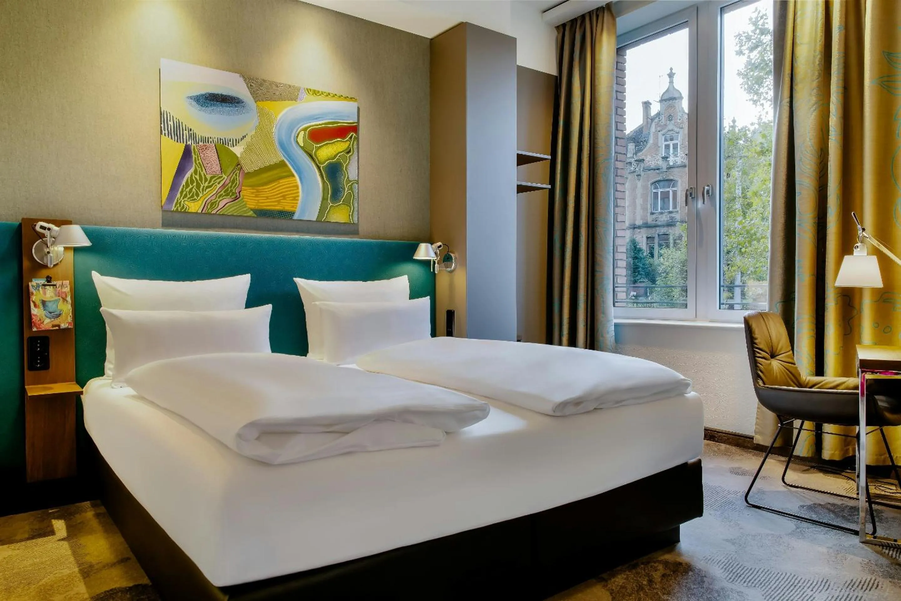 Facade/entrance, Bed in Motel One Wiesbaden