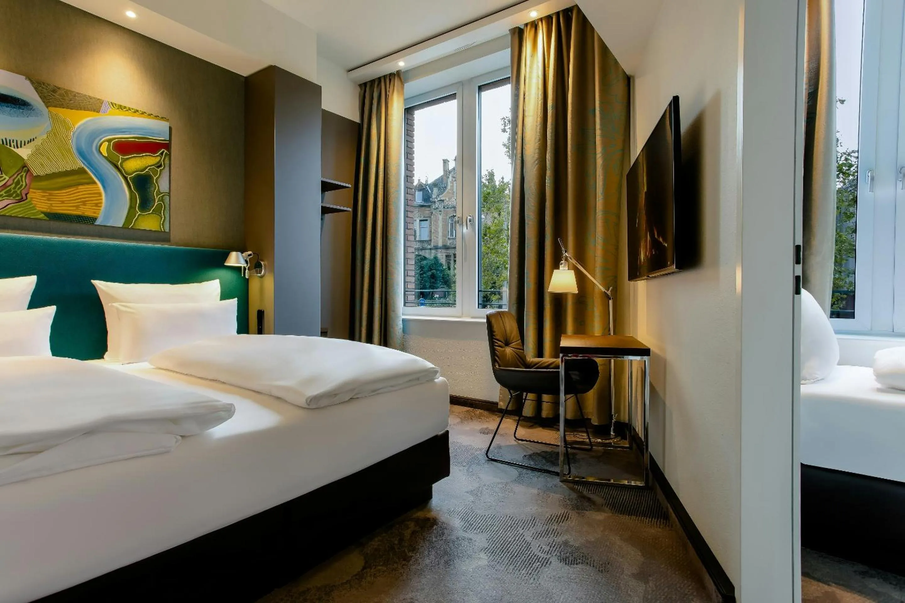 Facade/entrance, Bed in Motel One Wiesbaden