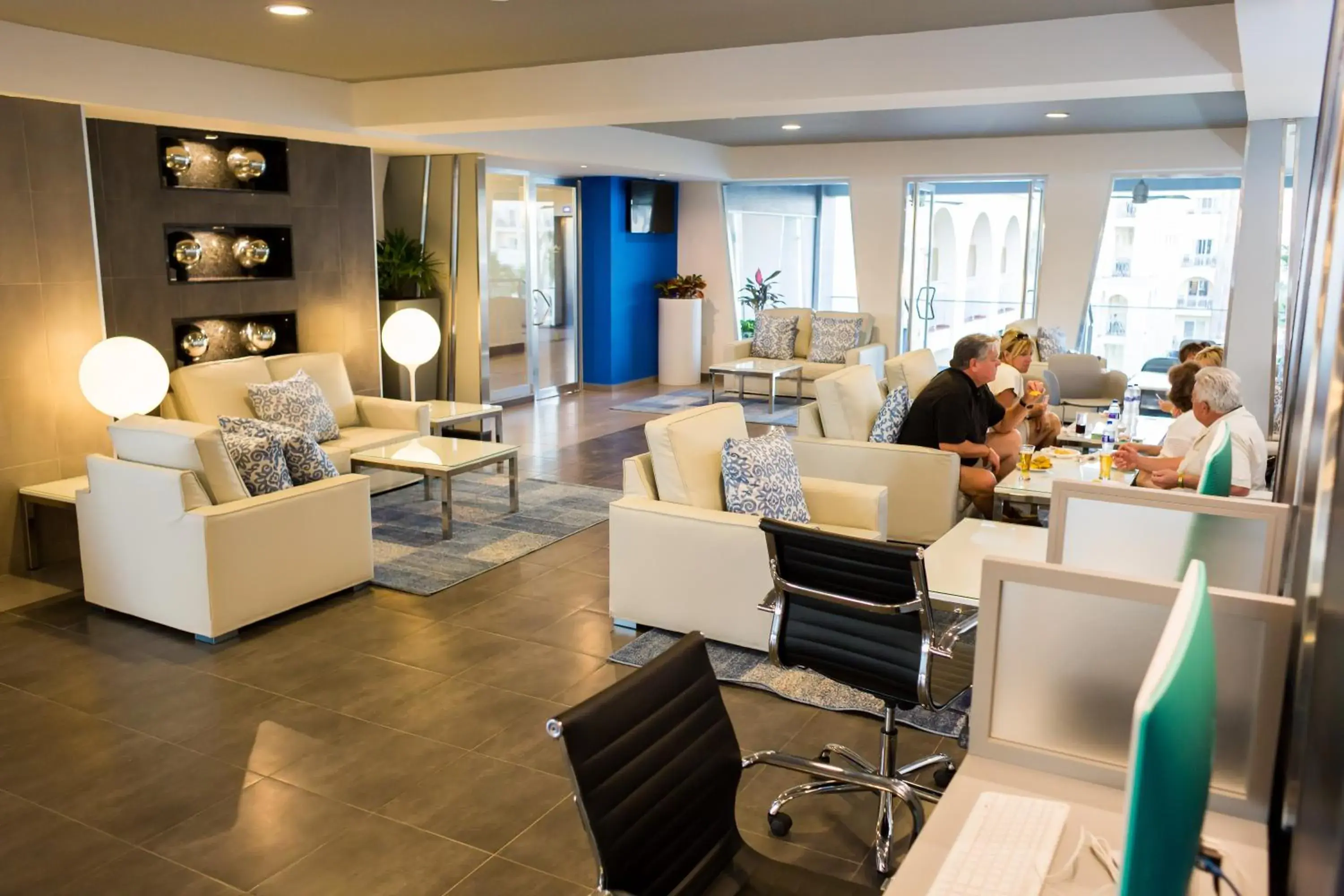 Lounge or bar in Riu Palace Cabo San Lucas - All Inclusive Lounge or bar in Riu Palace Cabo San Lucas - All Inclusive