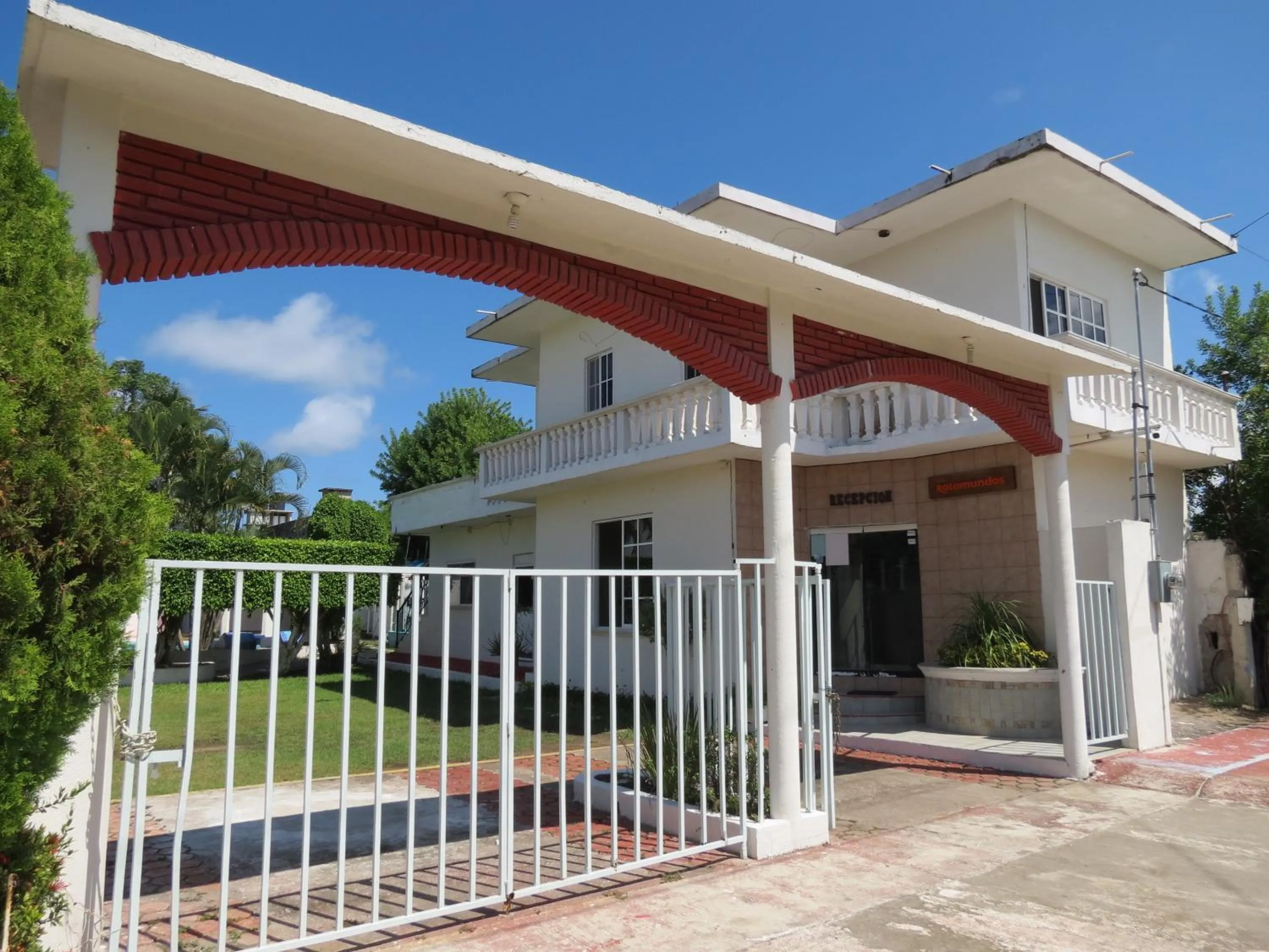 Property building in Hotel Albri by Rotamundos