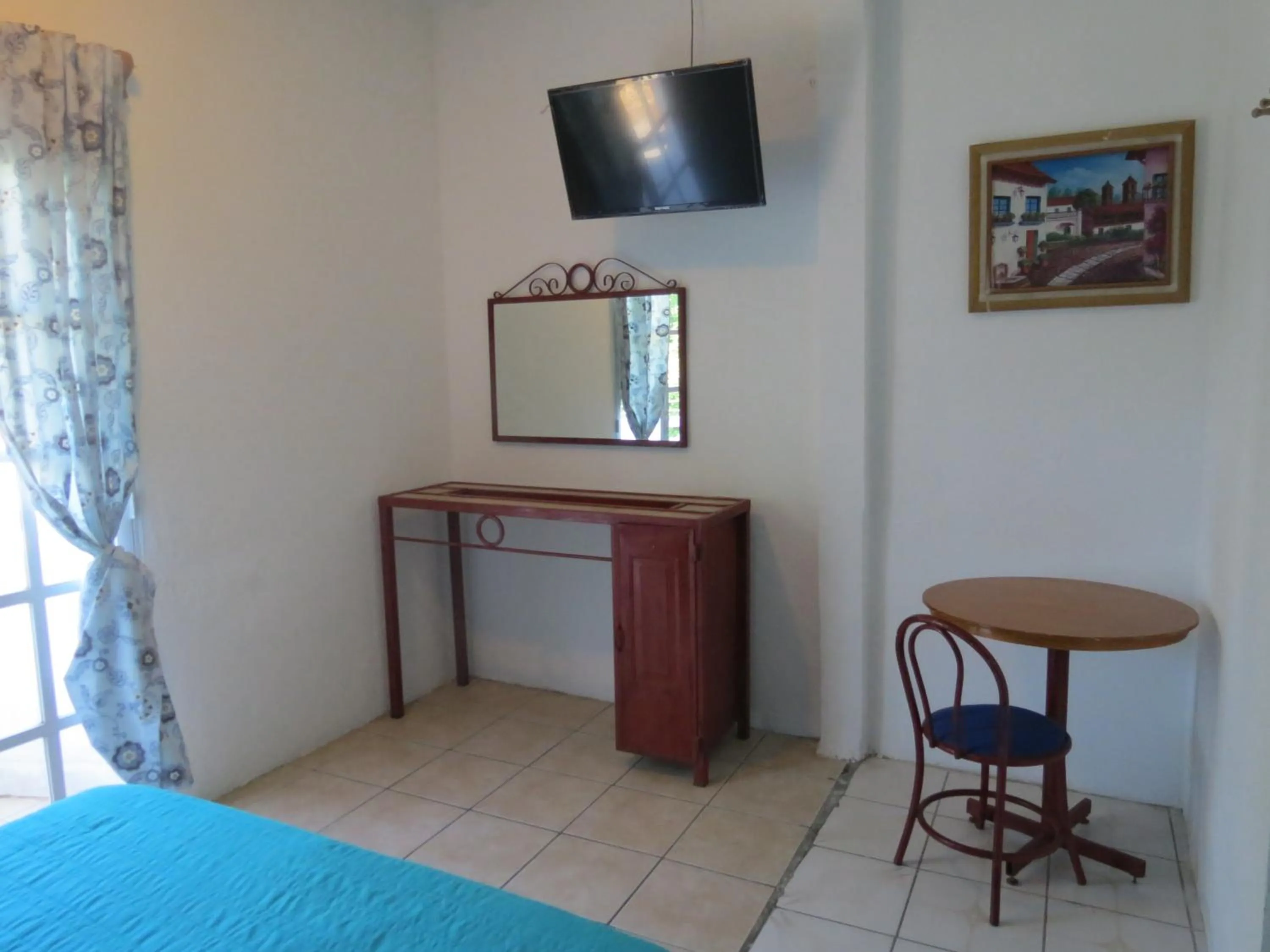 TV and multimedia in Hotel Albri by Rotamundos