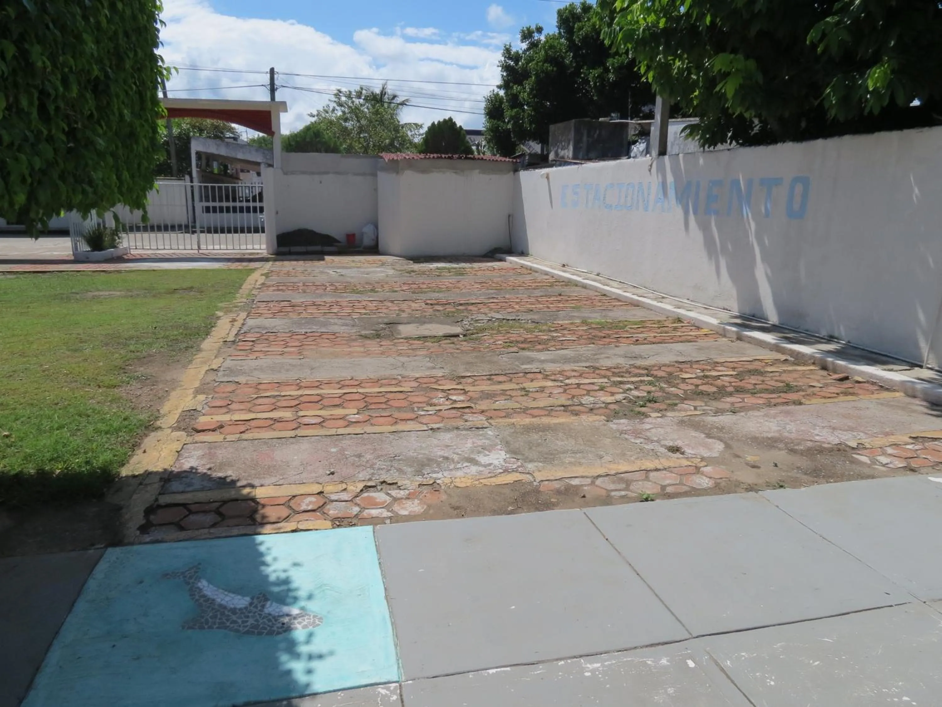 Parking in Hotel Albri by Rotamundos