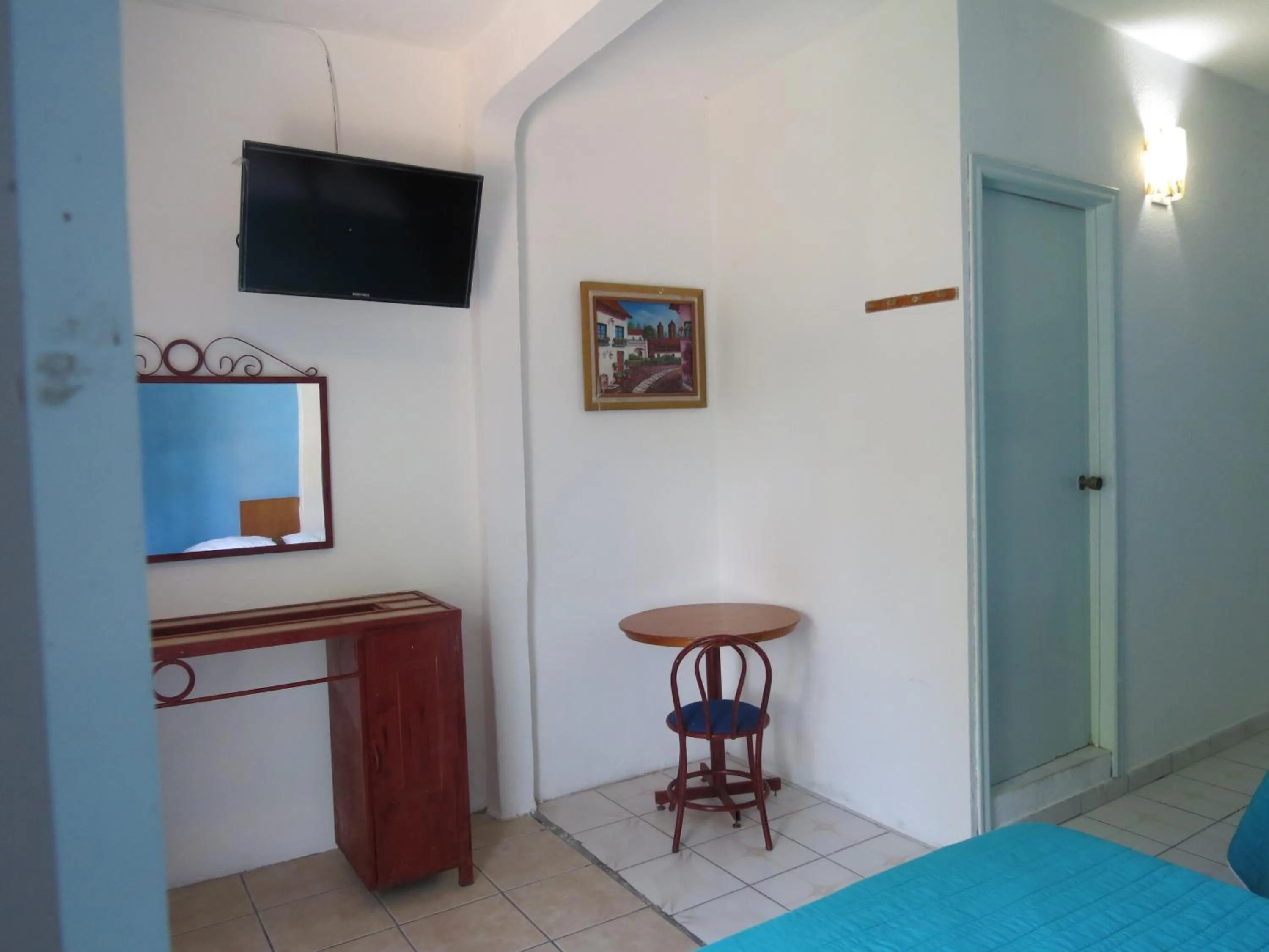 TV and multimedia in Hotel Albri by Rotamundos