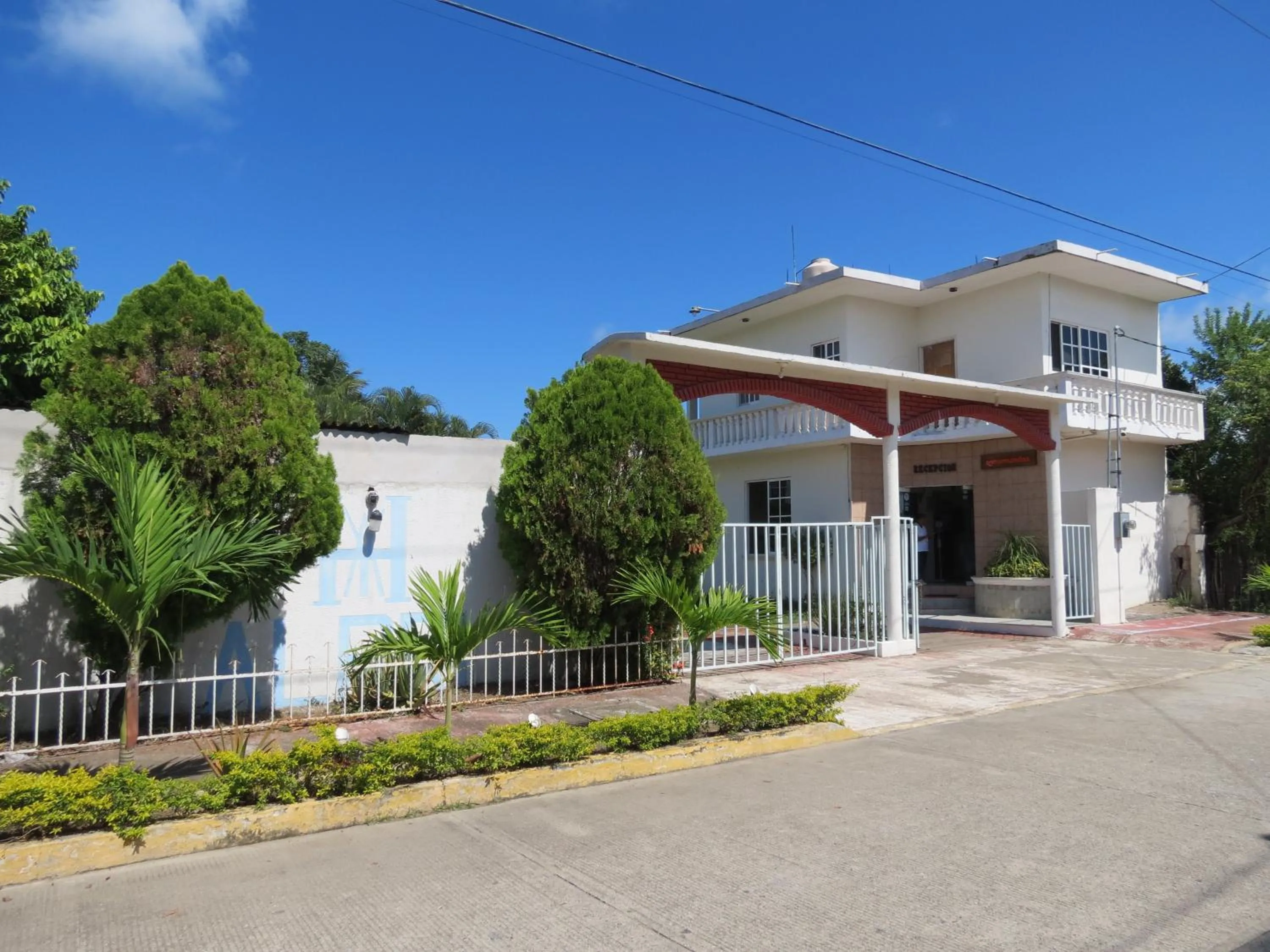 Facade/entrance in Hotel Albri by Rotamundos