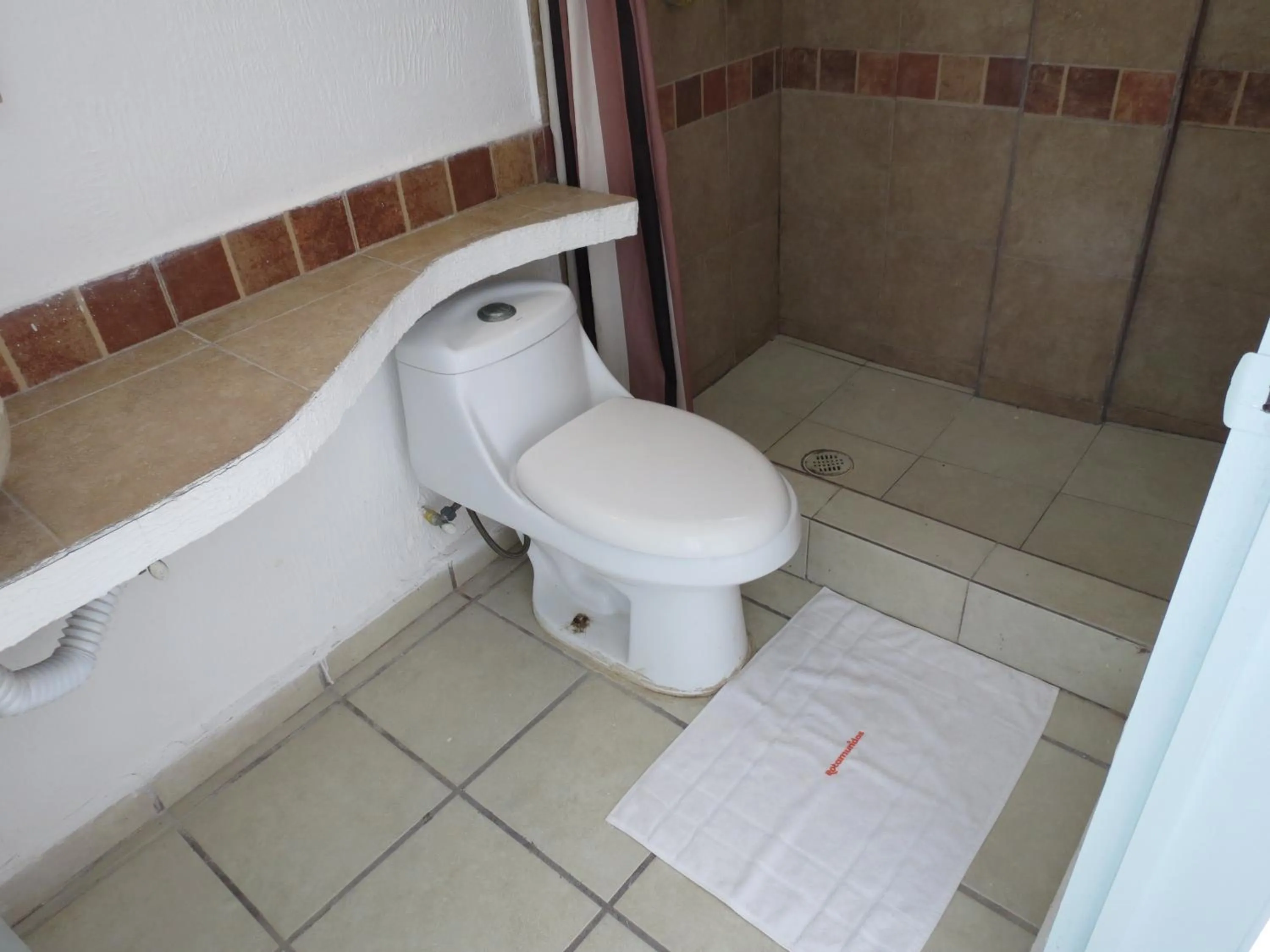 Bathroom in Hotel Albri by Rotamundos