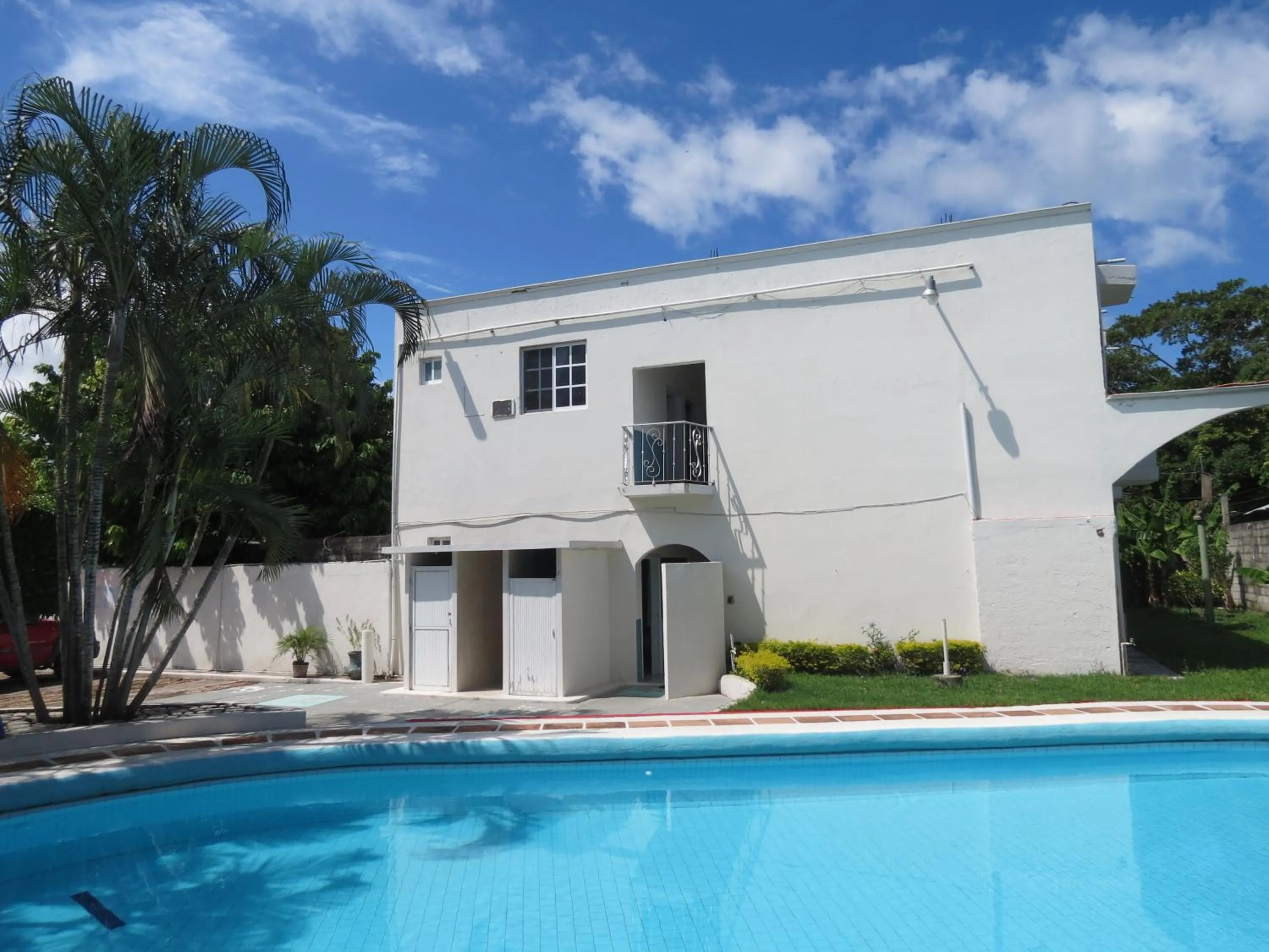 Property building in Hotel Albri by Rotamundos