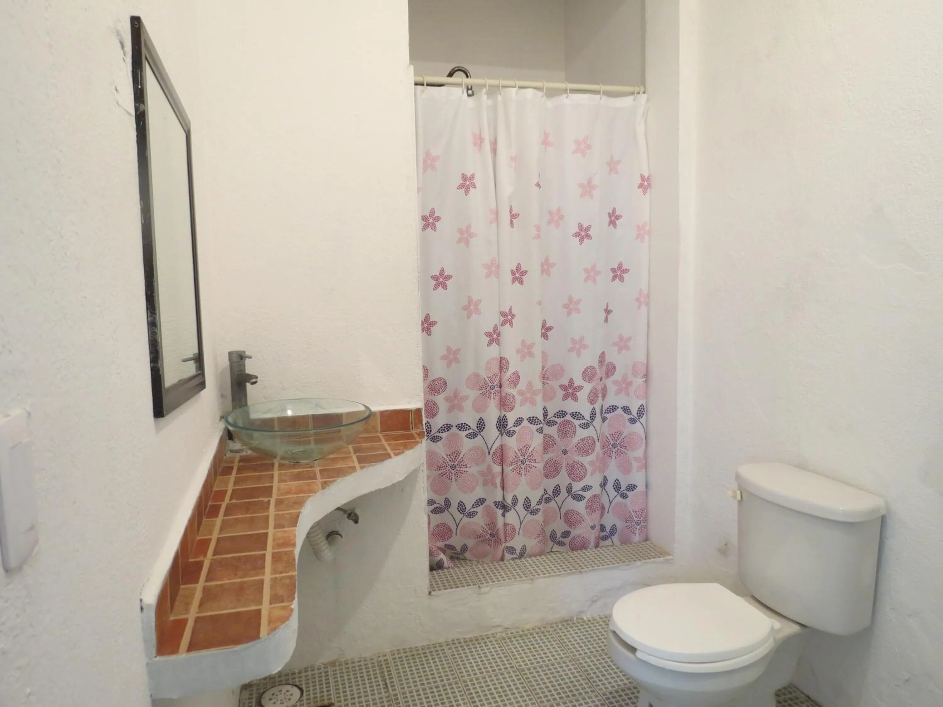 Bathroom in Hotel Albri by Rotamundos