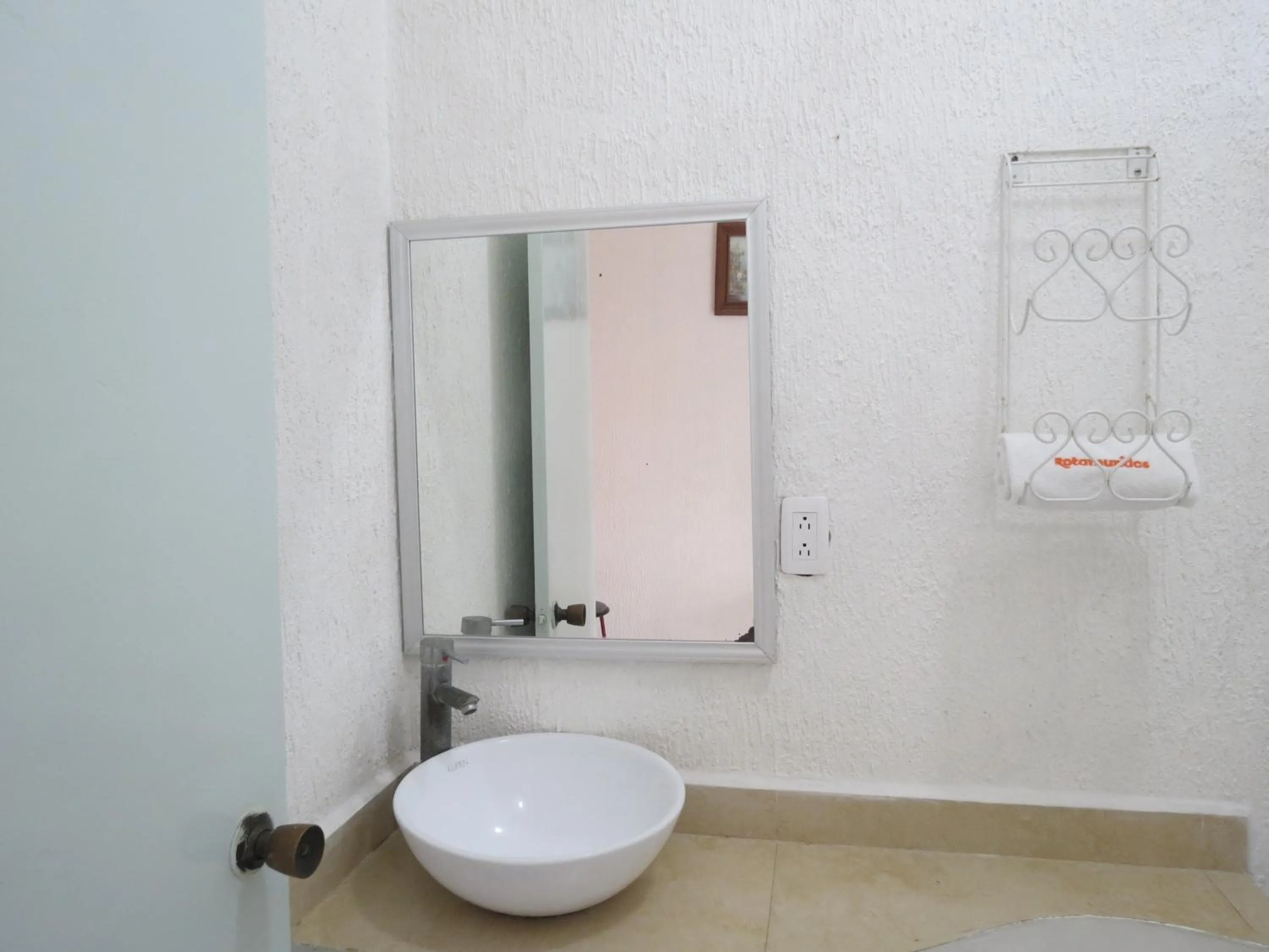 Bathroom in Hotel Albri by Rotamundos