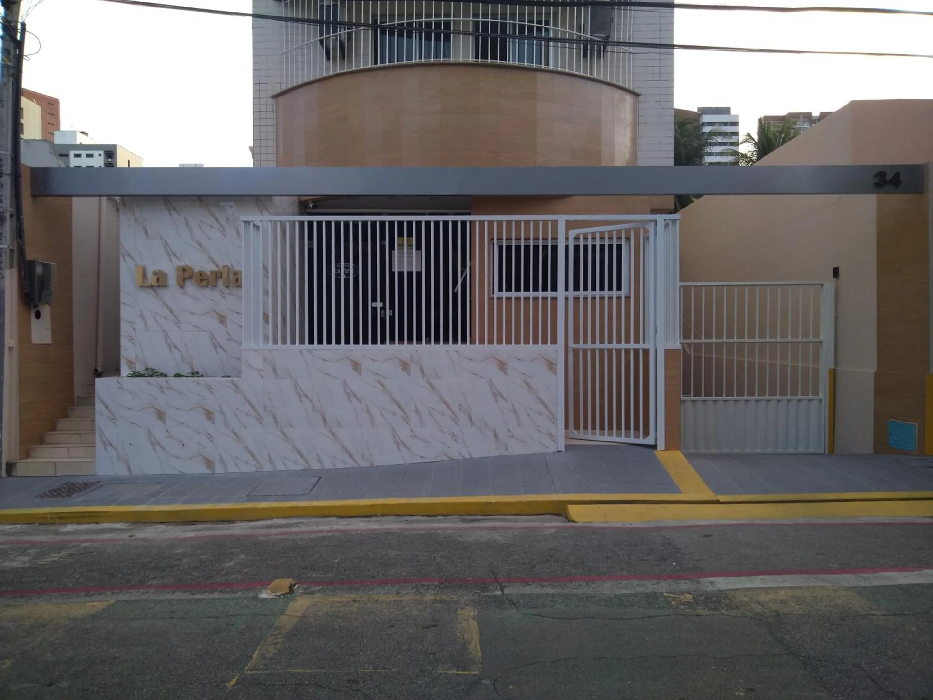 Facade/entrance in Condomínio Flat La Perla