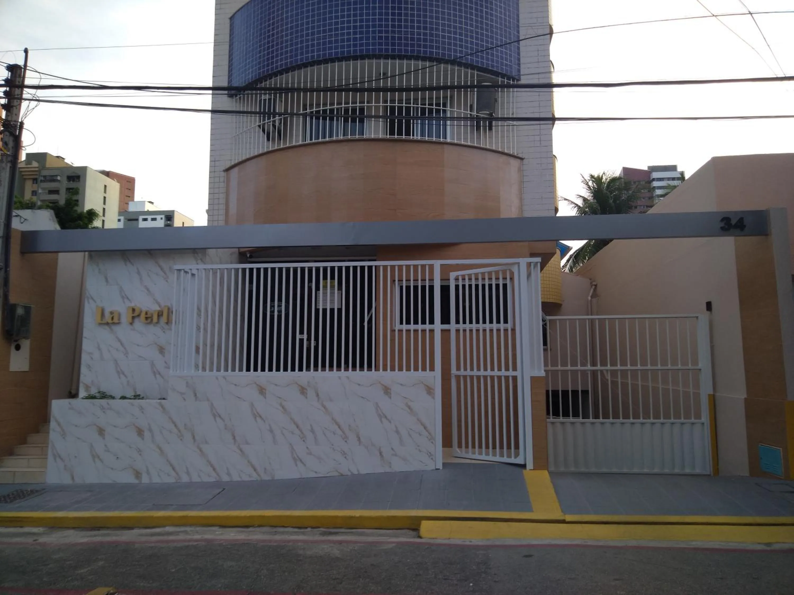 Facade/entrance in Condomínio Flat La Perla