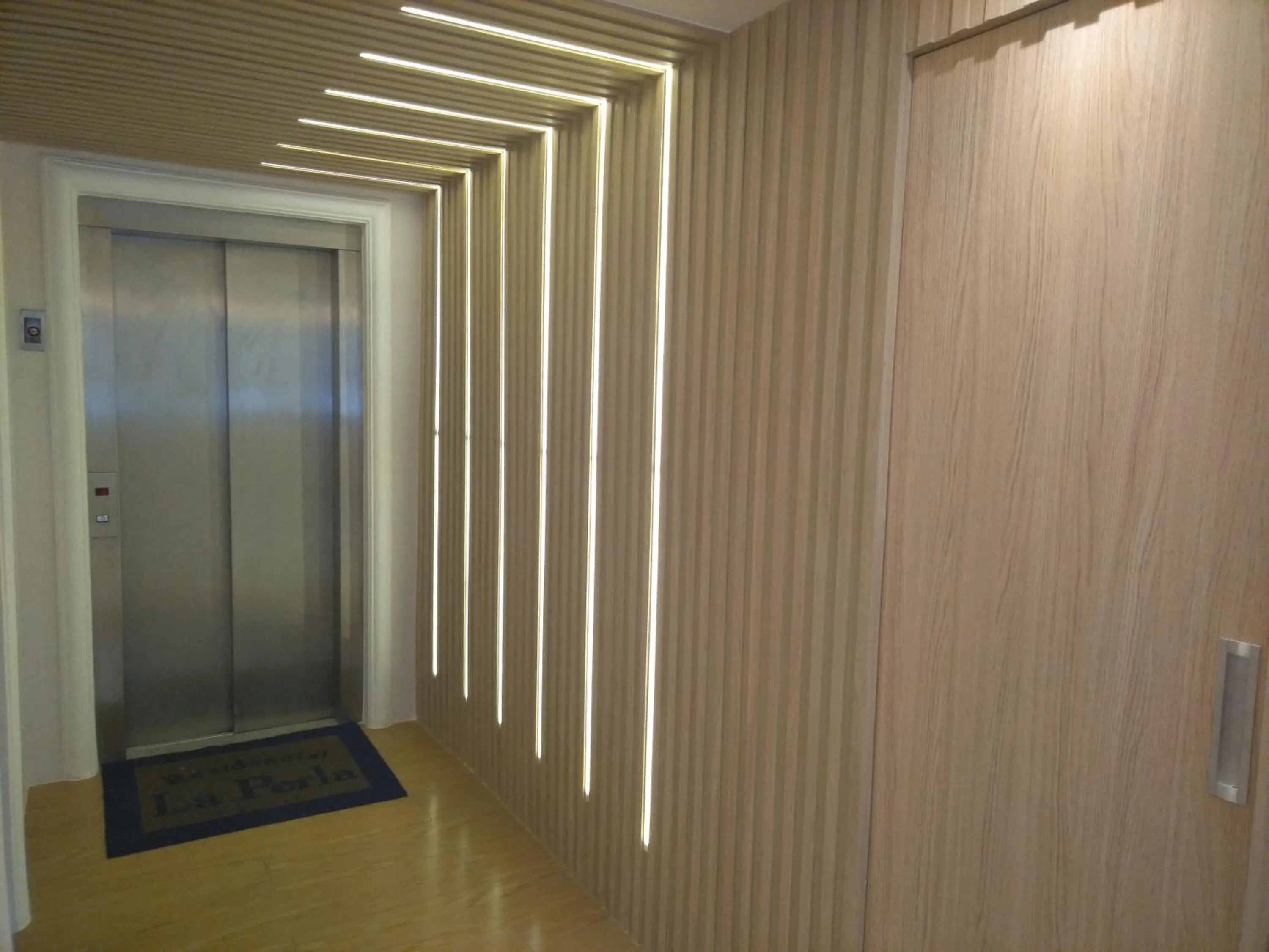 elevator in Condomínio Flat La Perla